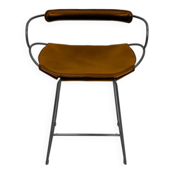 Contemporary bar stool with a smoked black steel backrest and natural tobacco leather.