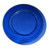 Assiette en verre bleu Klein