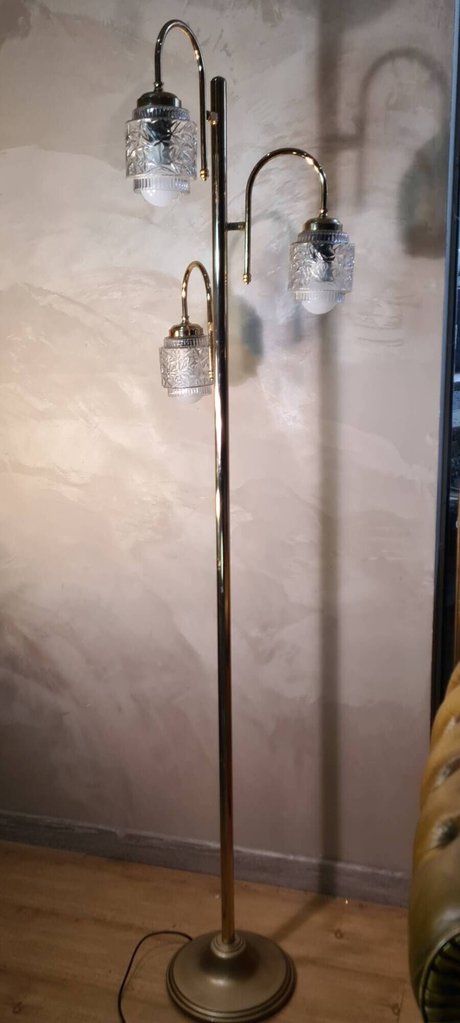 Chrome gold floor lamp 1960 has 70 molded glass shade 166x40