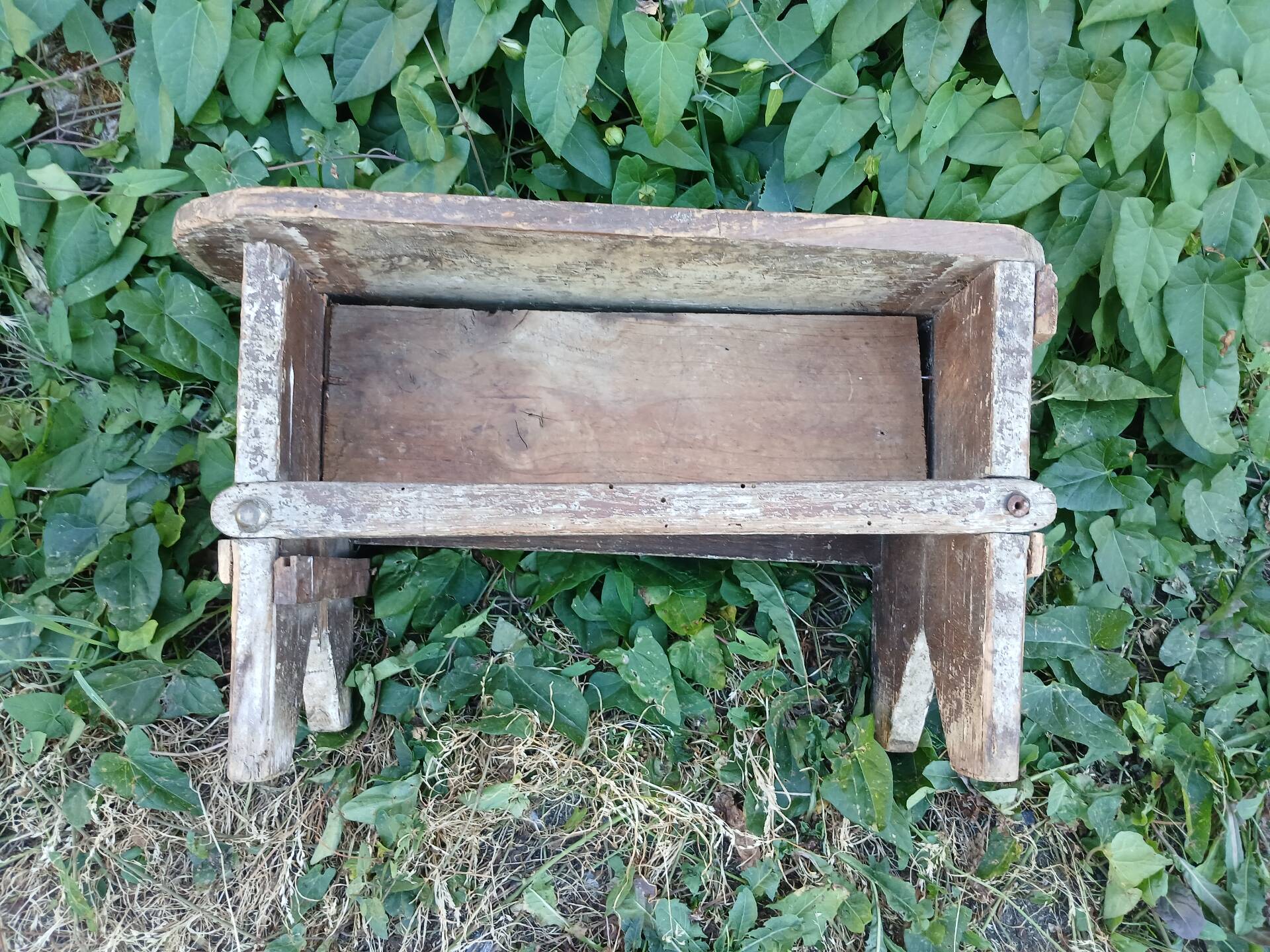 Petit tabouret en bois très ancien 