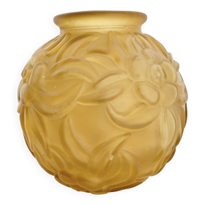 vase boule en verre pressé