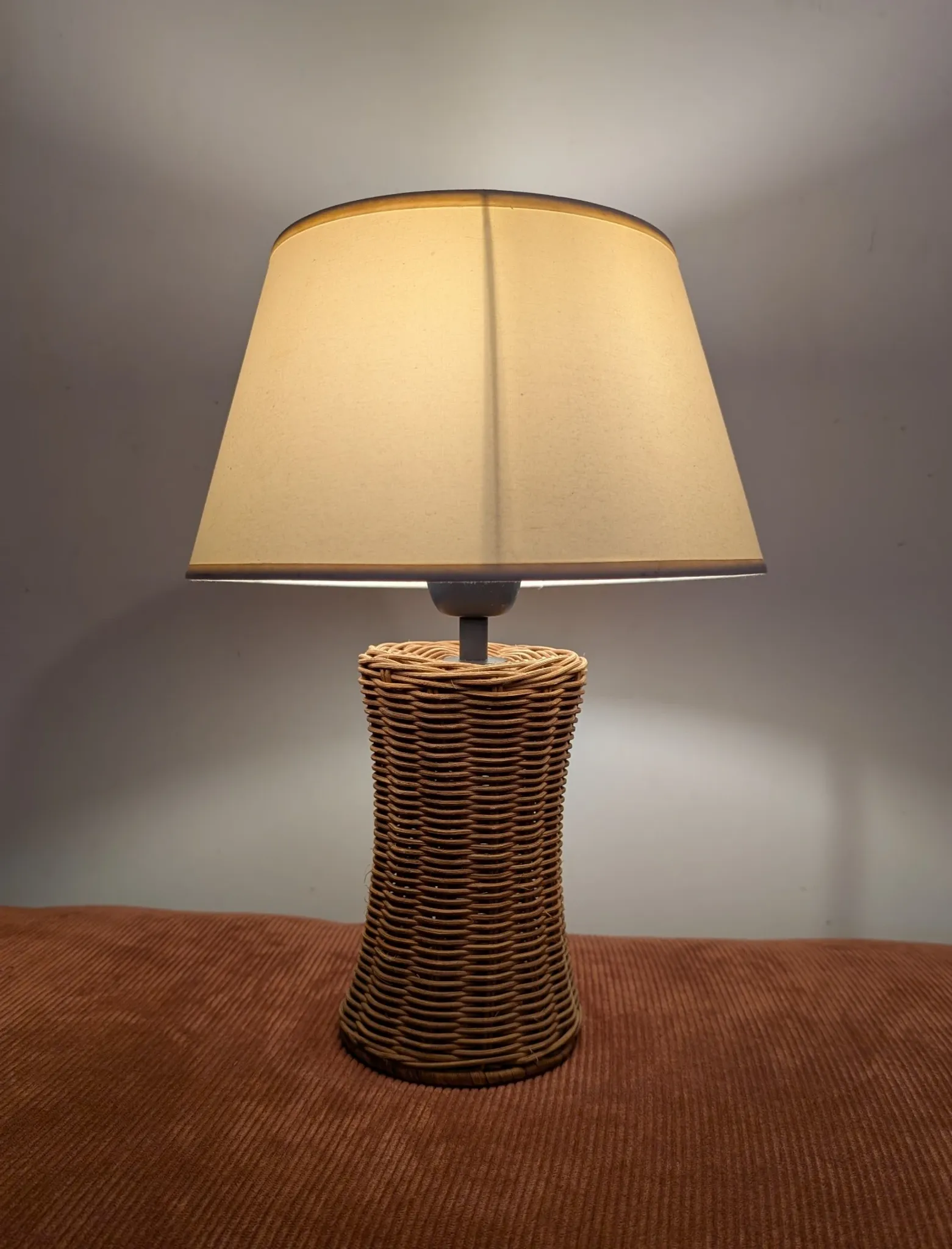 Vintage table lamp in woven rattan, honey colour & beige lampshade –