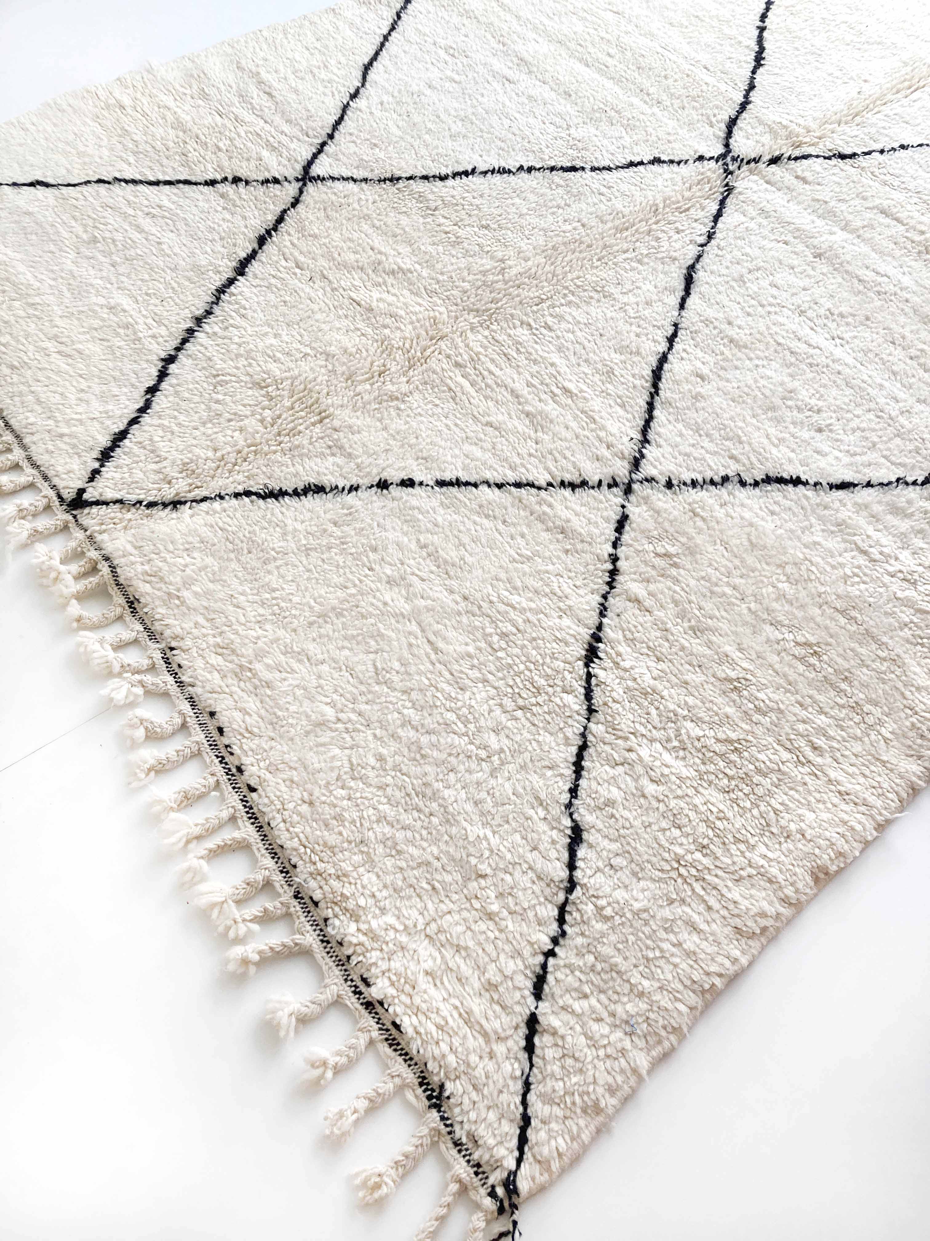 Berber carpet Beni Ouarain with black diamonds 306x199cm