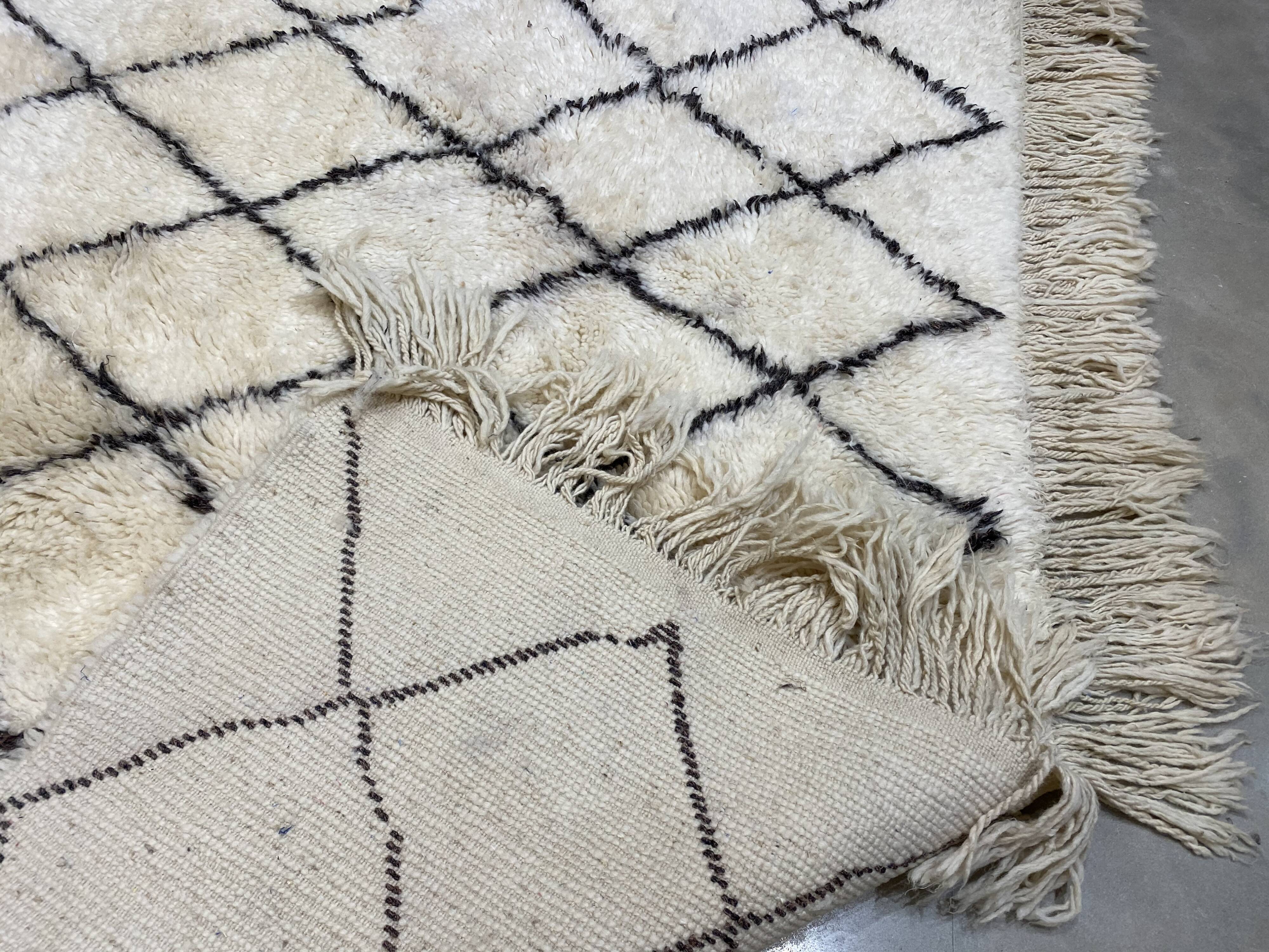 White/black laine laine carpet with tiles 310x190cm