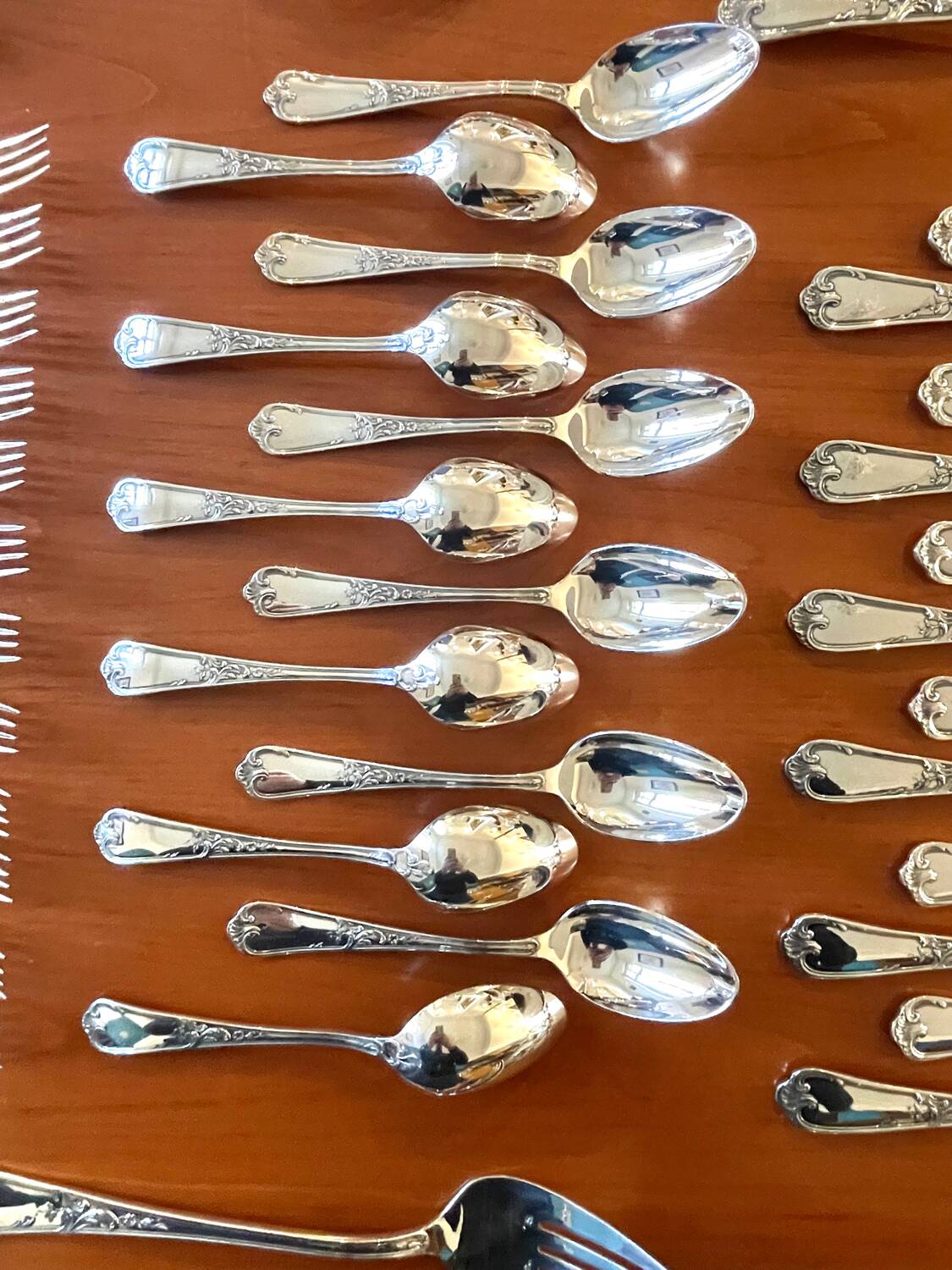 Ercuis cutlery set, 124 pieces, Louis XV style, in near-new condition.