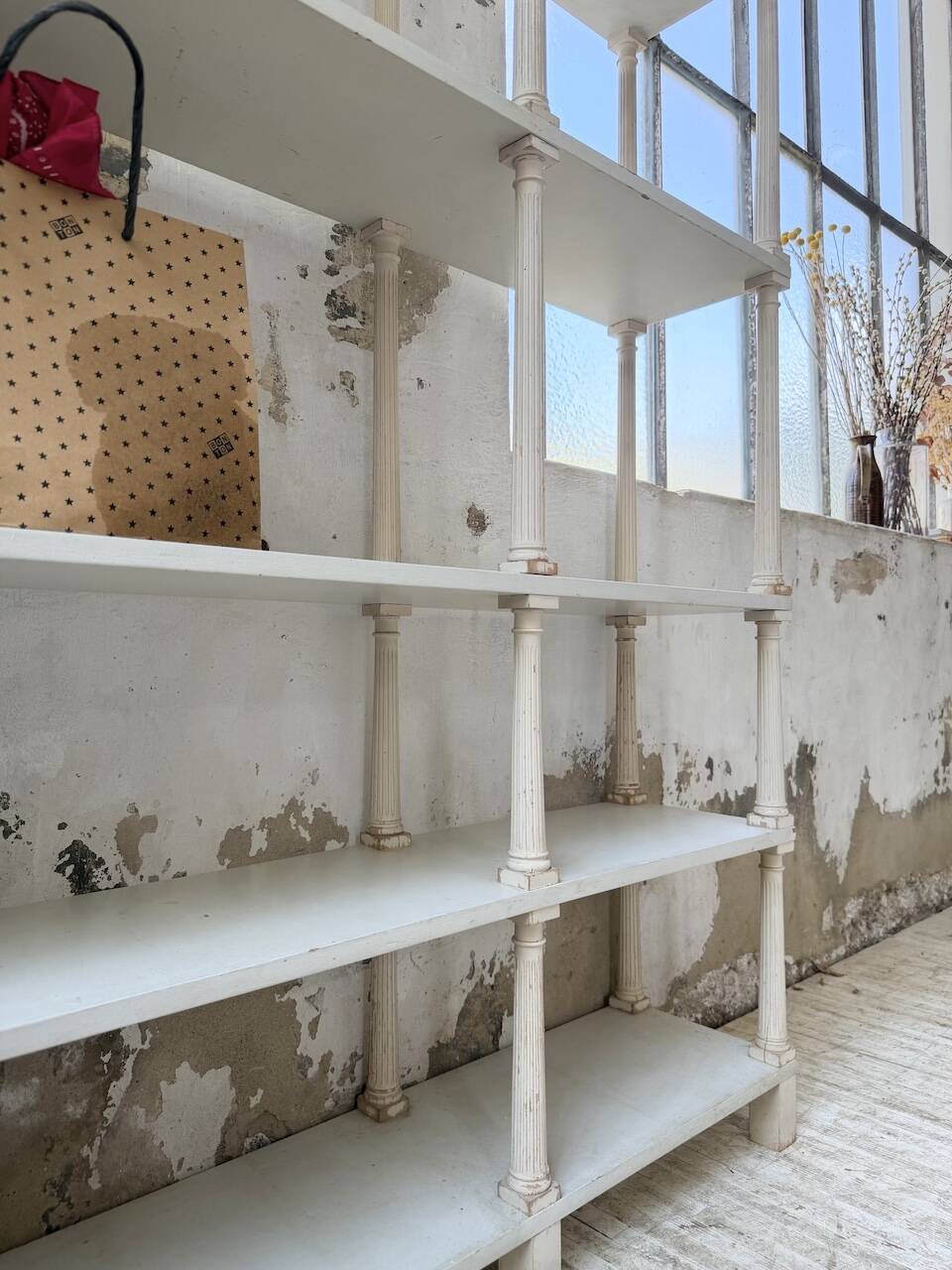 Bibliothèque, étagère XL Napoléon en bois patiné blanc