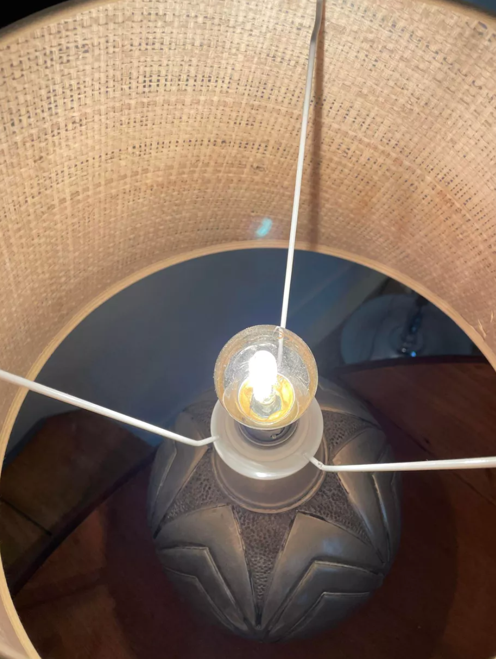 Lampe vintage en dinanderie René Delavan, étain et raphia