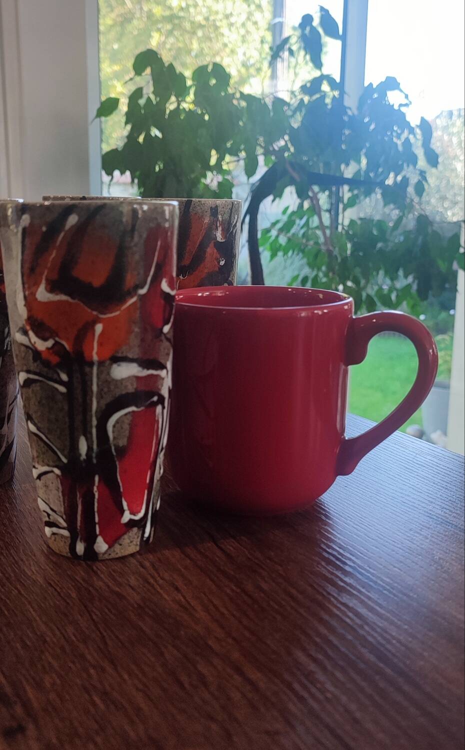 X5 enamelled ceramic mugs with abstract 60s decor
