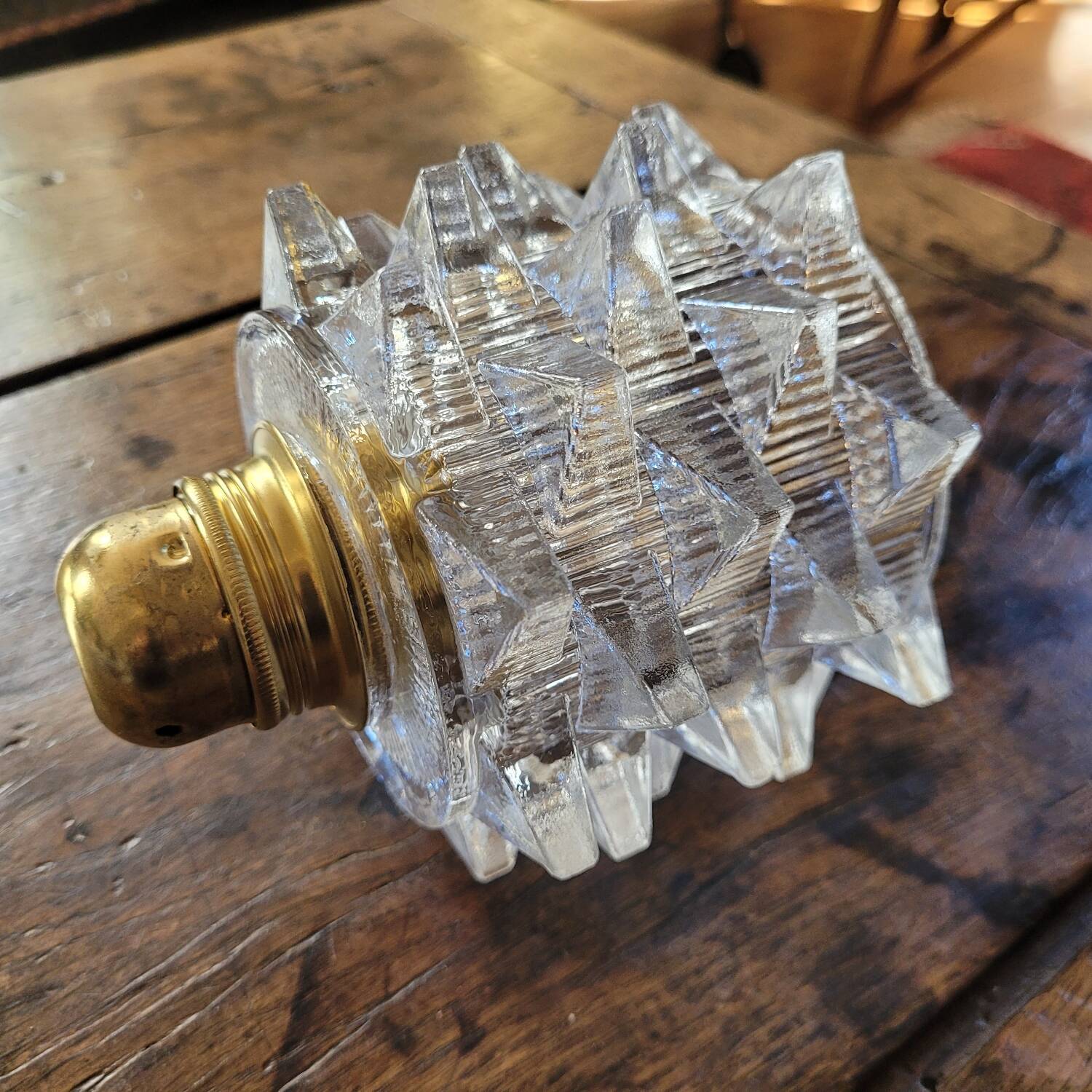 Abat-jour en verre moulé géométrique années 1960