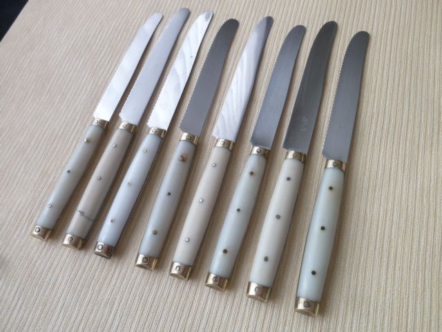 Set of 8 vintage table knives bakelite stainless steel and brass
