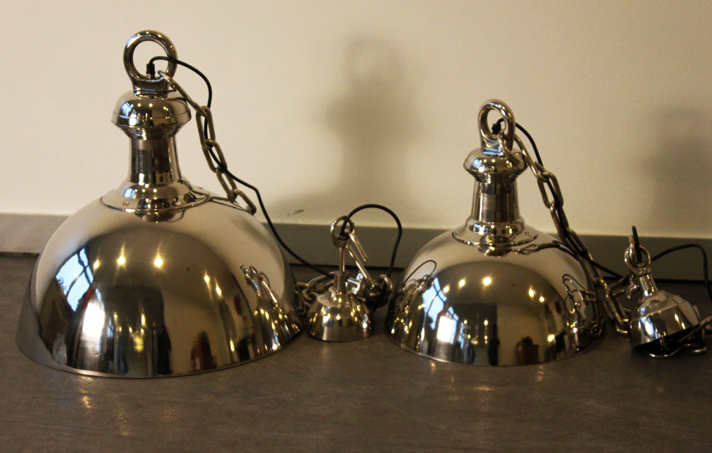 Suspension en nickel, style industriel.