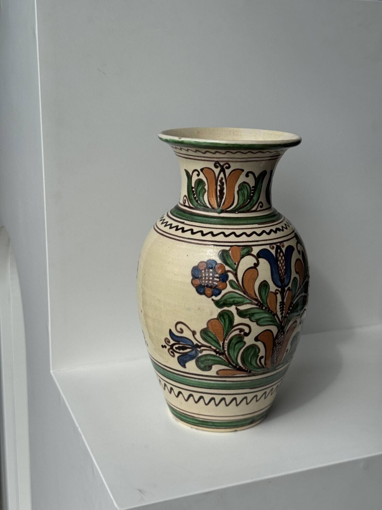 Large Provençal vase with beige background, green, blue and brown decoration of stylized plants