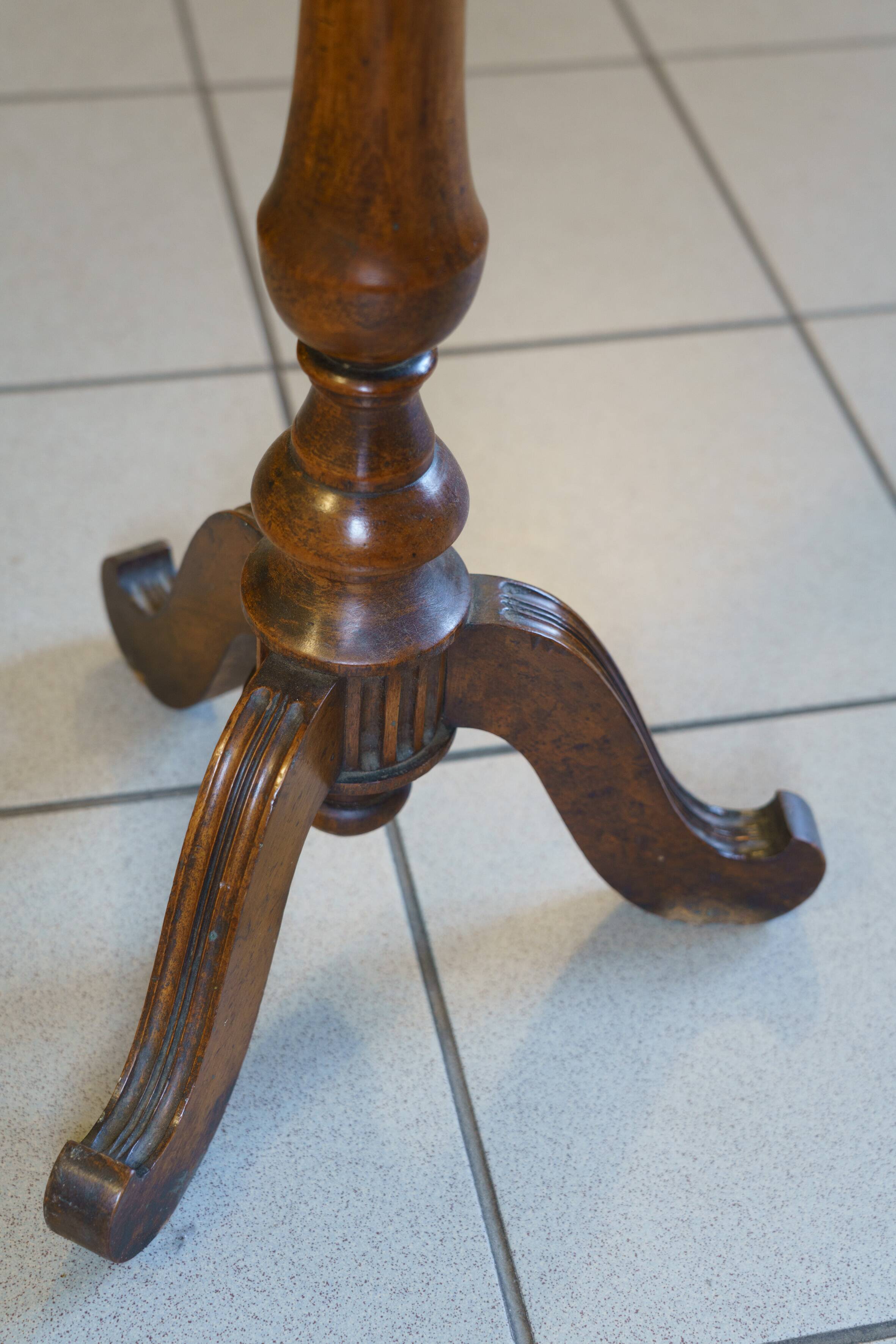 Napoleon III pedestal table in solid walnut