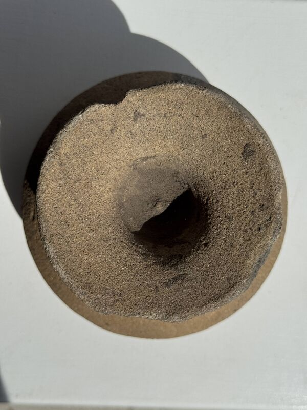 Petit pot piédouche brutaliste indonésien H13 D15