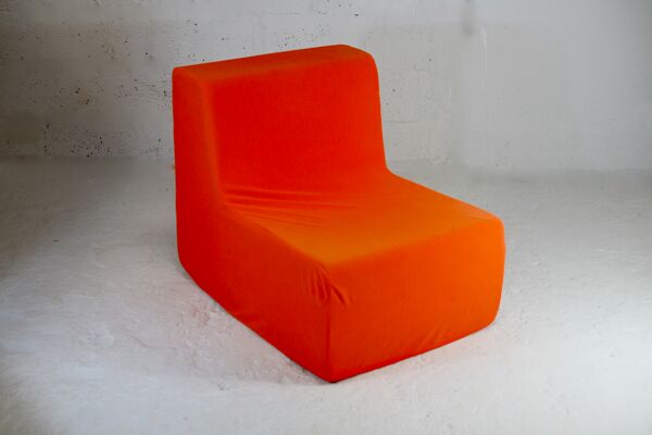 Fauteuil ''space age'' mousse et jersey orange. Circa 1970
