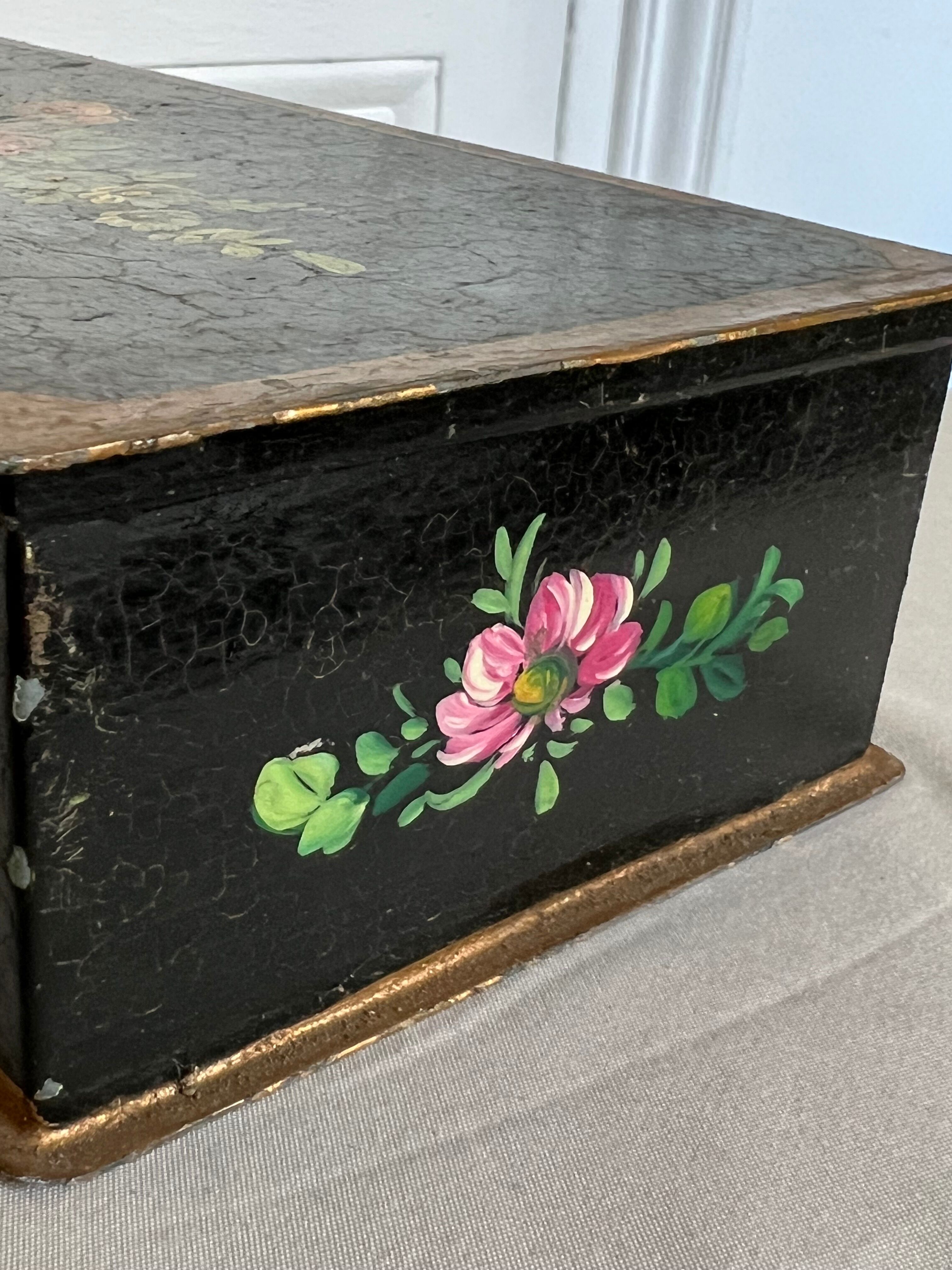 Boite à bijoux noir avec fleurs intérieur tissu gris