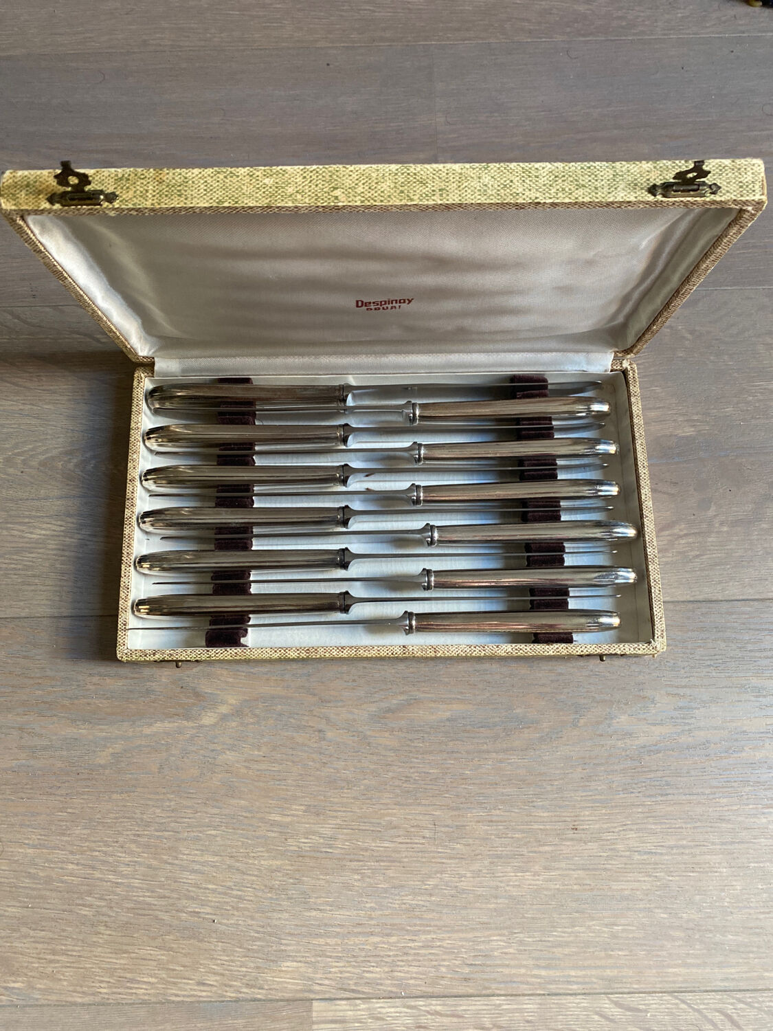 Service 12 silver metal knives