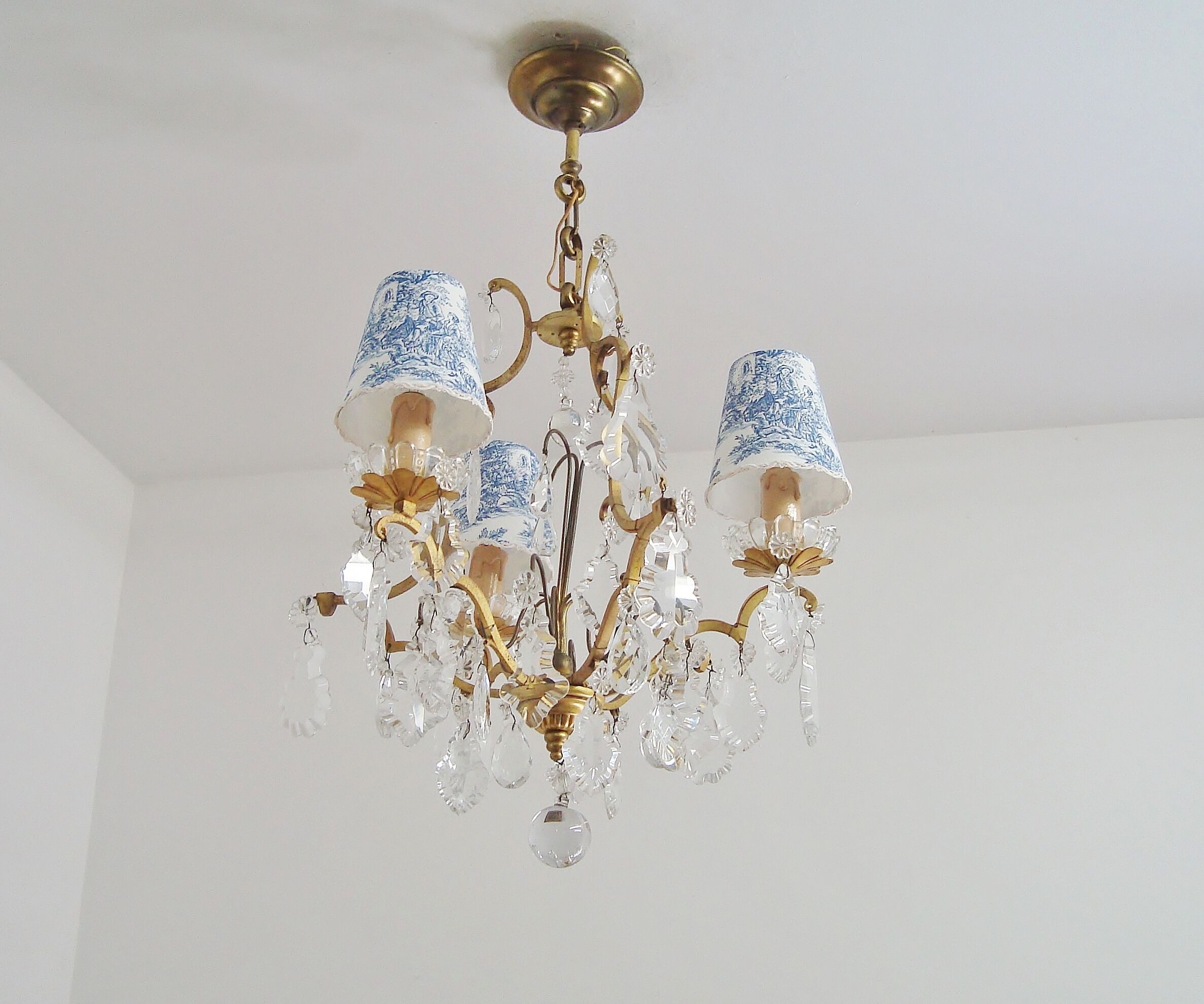 Vintage grapefruit chandelier with three lampshades in Toile de Jouy fabric