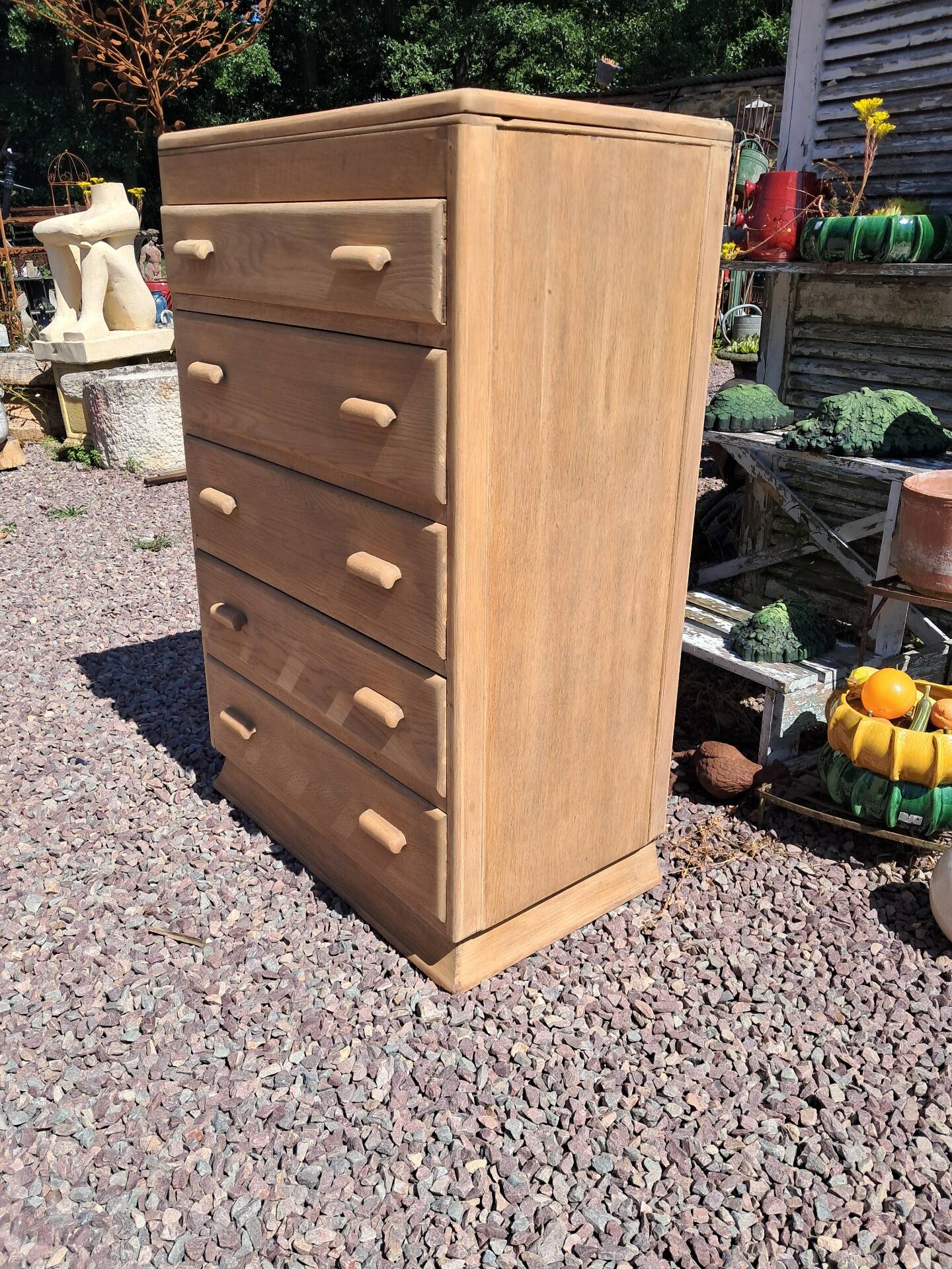 Chest of drawers