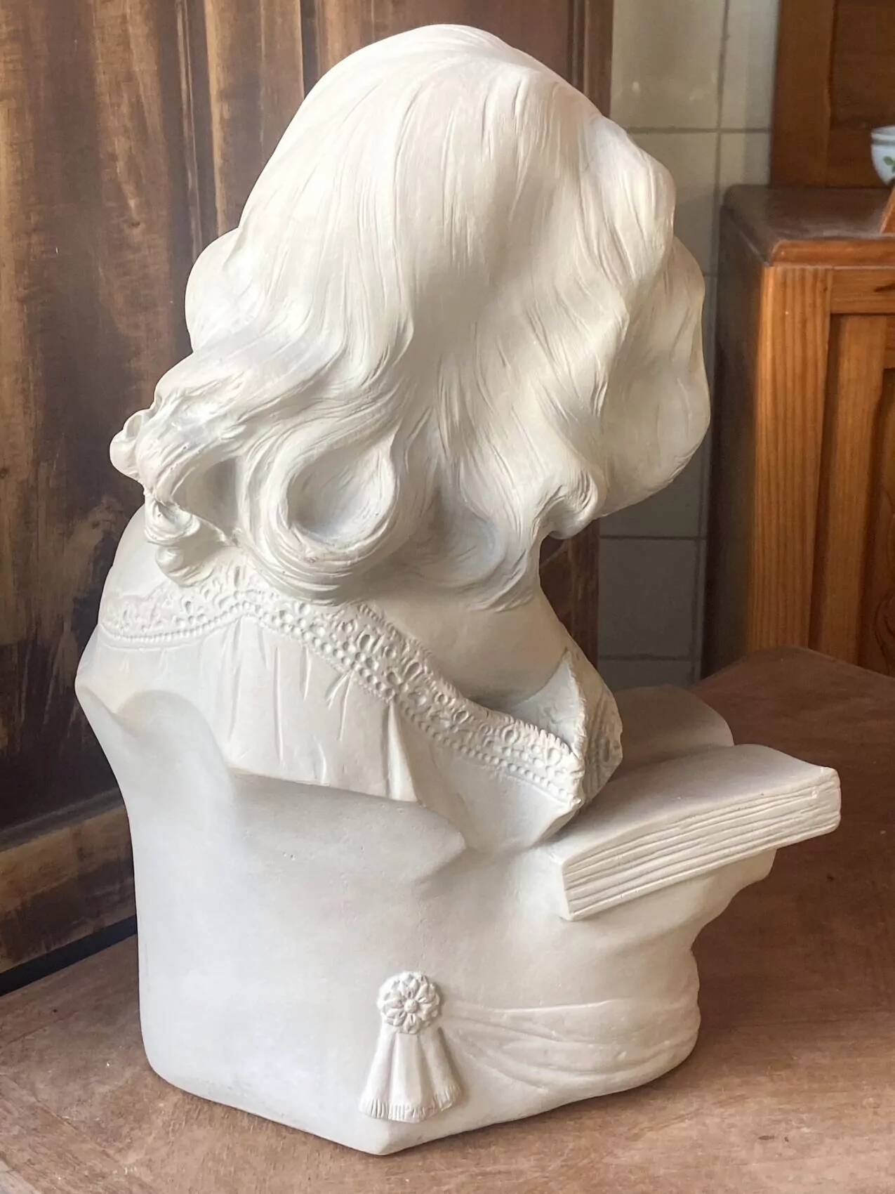 Grande sculpture en terre cuite – Fillette à la lecture – Patine grise – Époque XXe