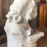 Grande sculpture en terre cuite – Fillette à la lecture – Patine grise – Époque XXe