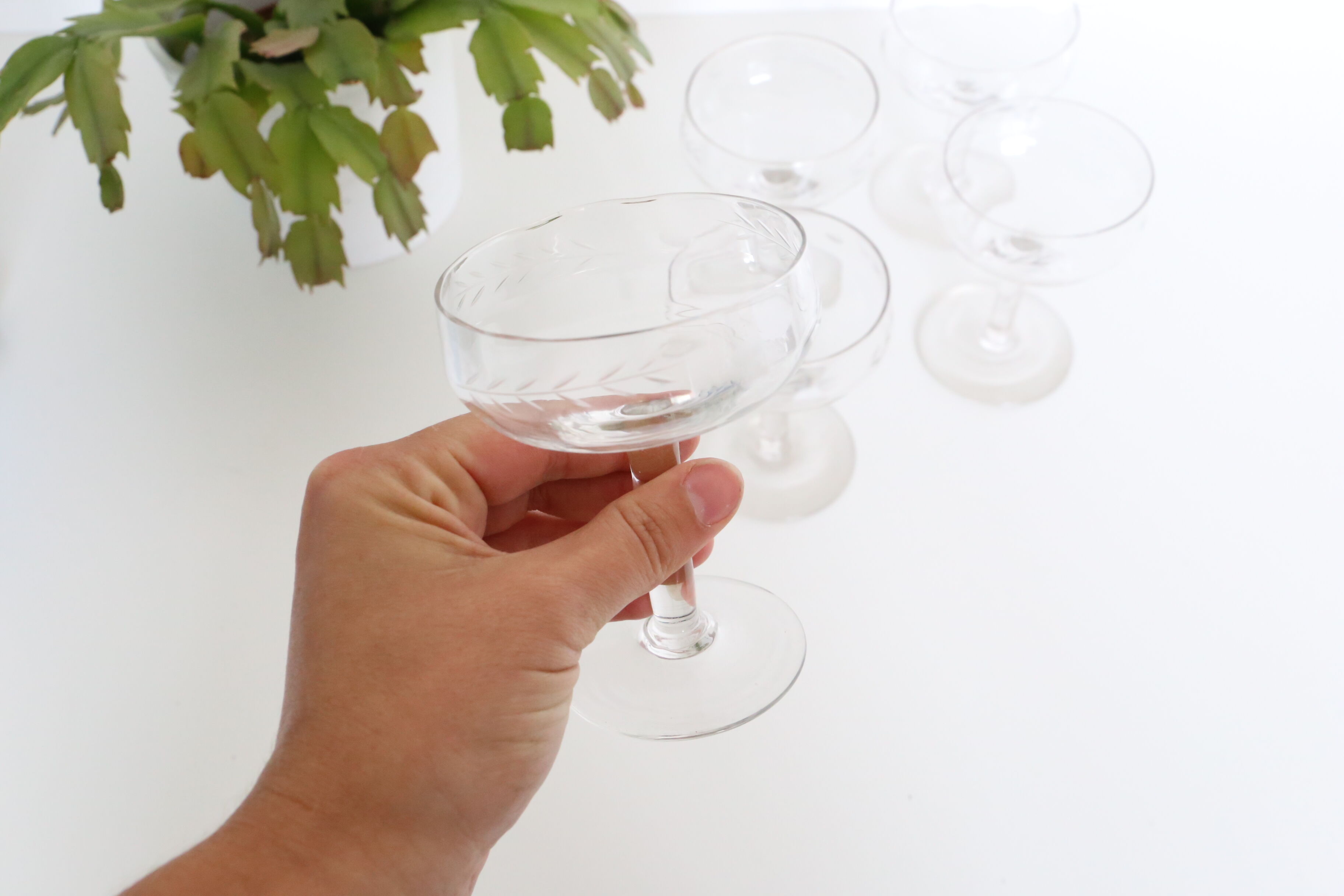 Set of 5 chiseled glass champagne cups