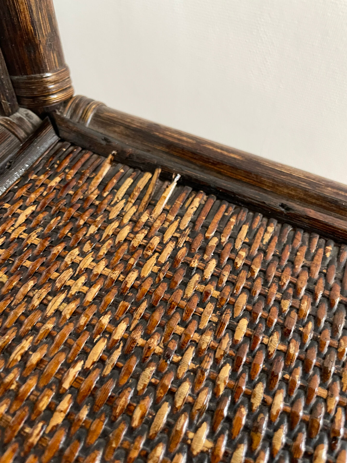 Étagère, console en rotin teinté