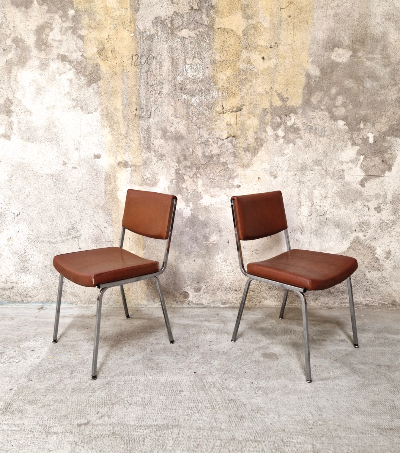 Paire de chaises skaï et chrome