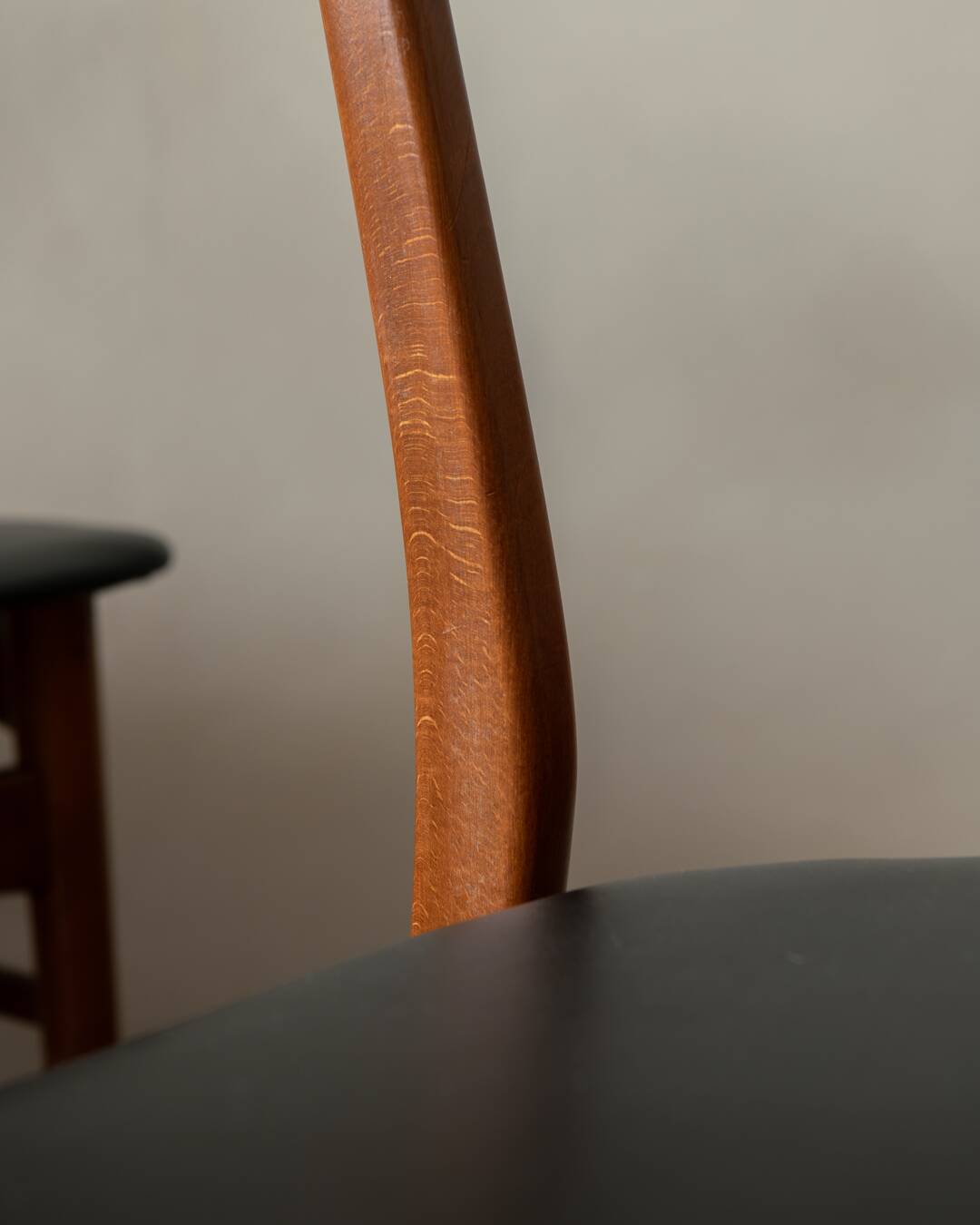 Ensemble de 6 chaises de salle à manger danoises des années 50 · Teck et Skai noir