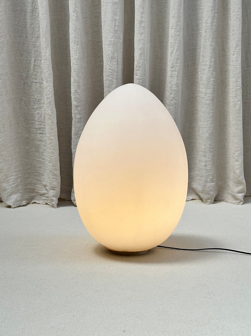 XL floor/table lamp 'Uovo', Ben Swildens, Fontana Arte, Italy, 1970s