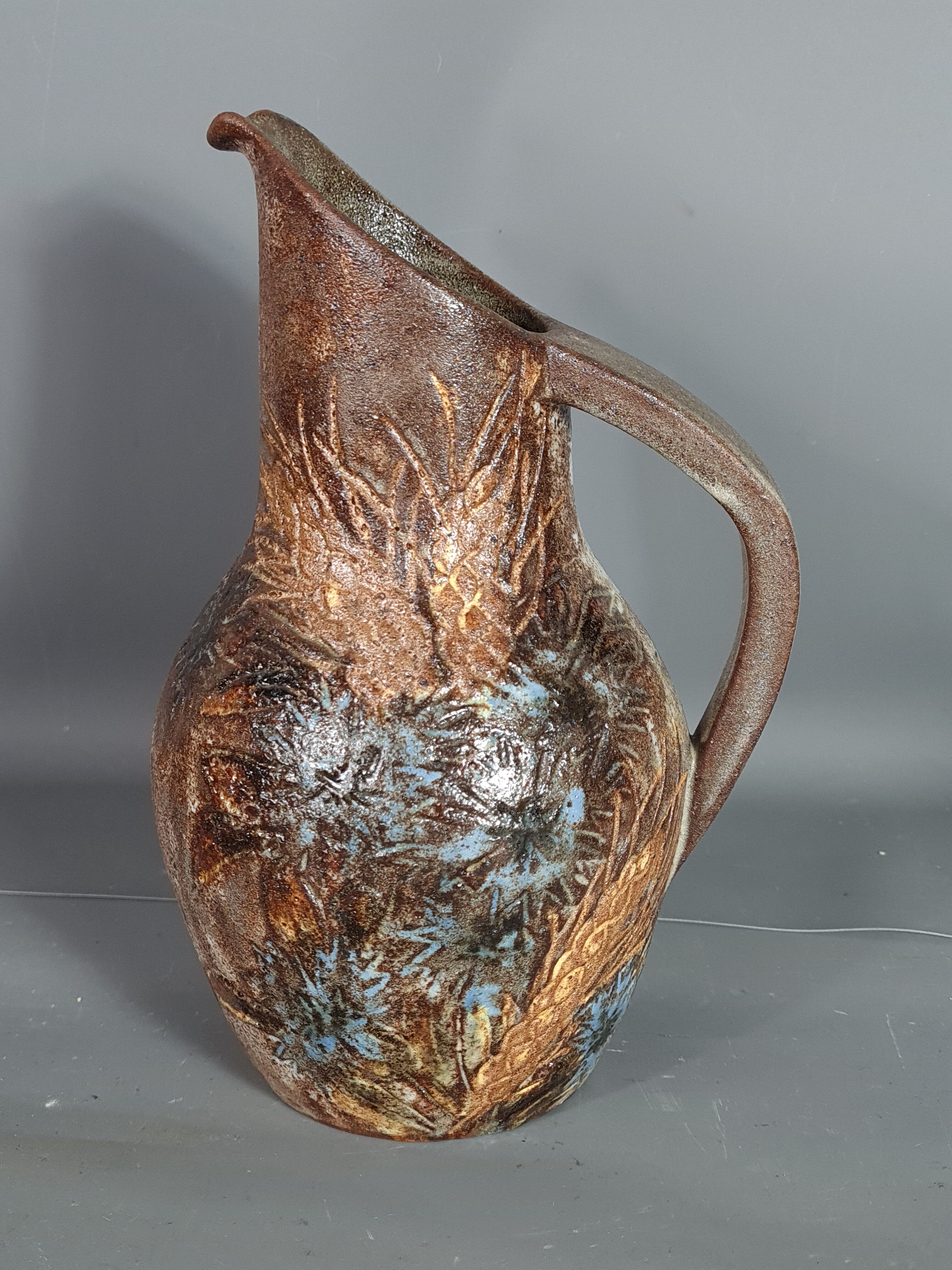 A. Kostanda à Vallauris: pichet en grès émaillé, signé. 22 cm Parfait état. SB