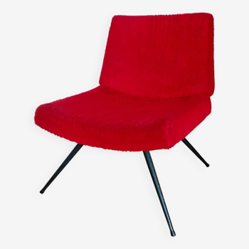 Fauteuil  chauffeuse moumoute rouge vintage pieds en métal noir