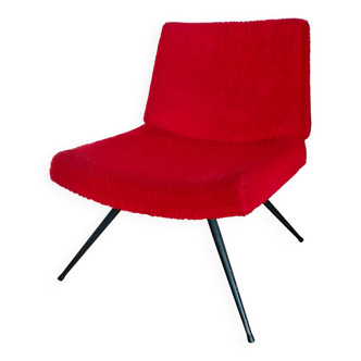 Fauteuil  chauffeuse moumoute rouge vintage pieds en métal noir