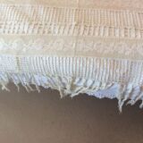 Dessus lit ancien en crochet et broderies.