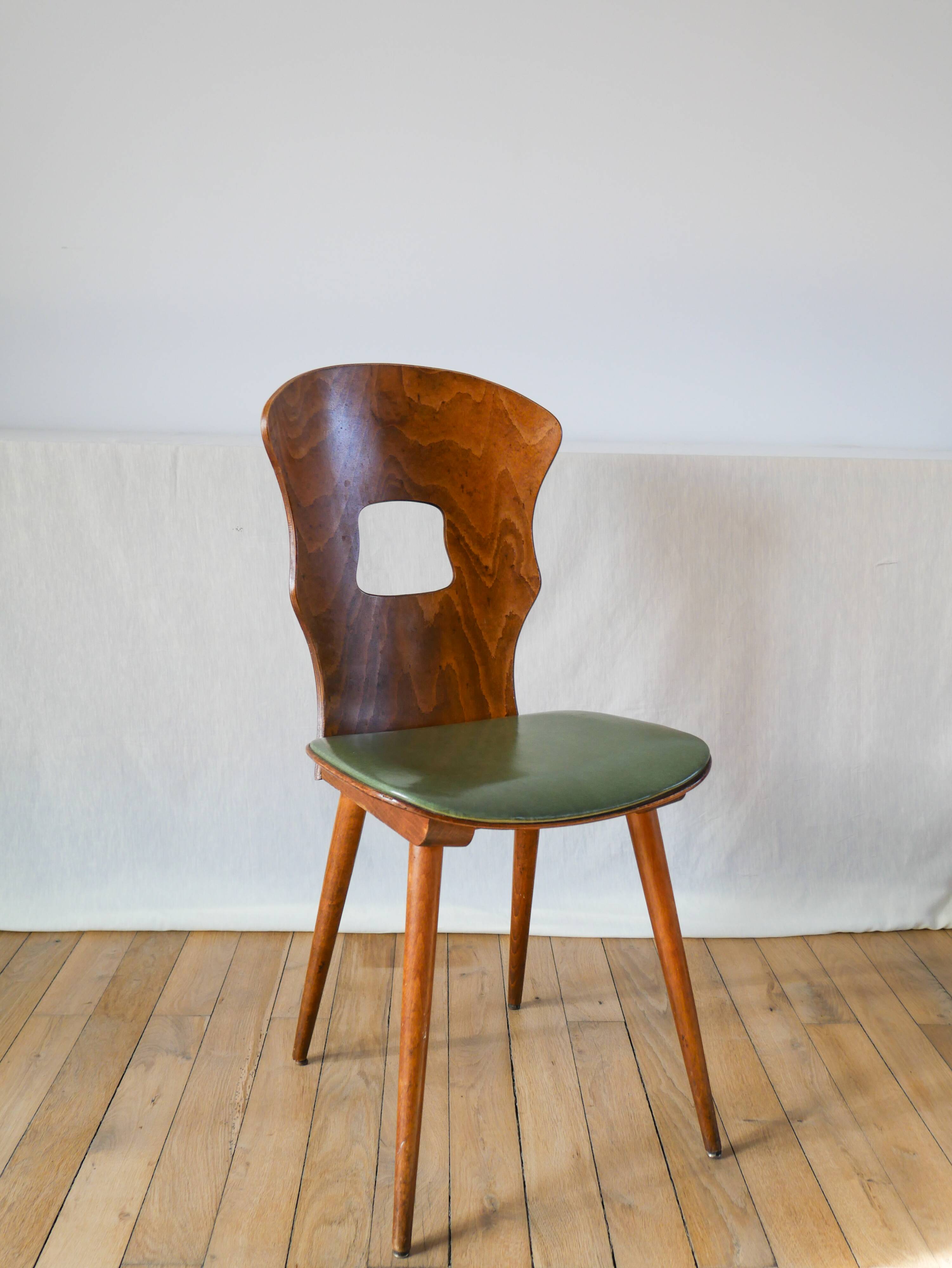 chaise Baumann en bois et skaï modèle Gentiane, 1950