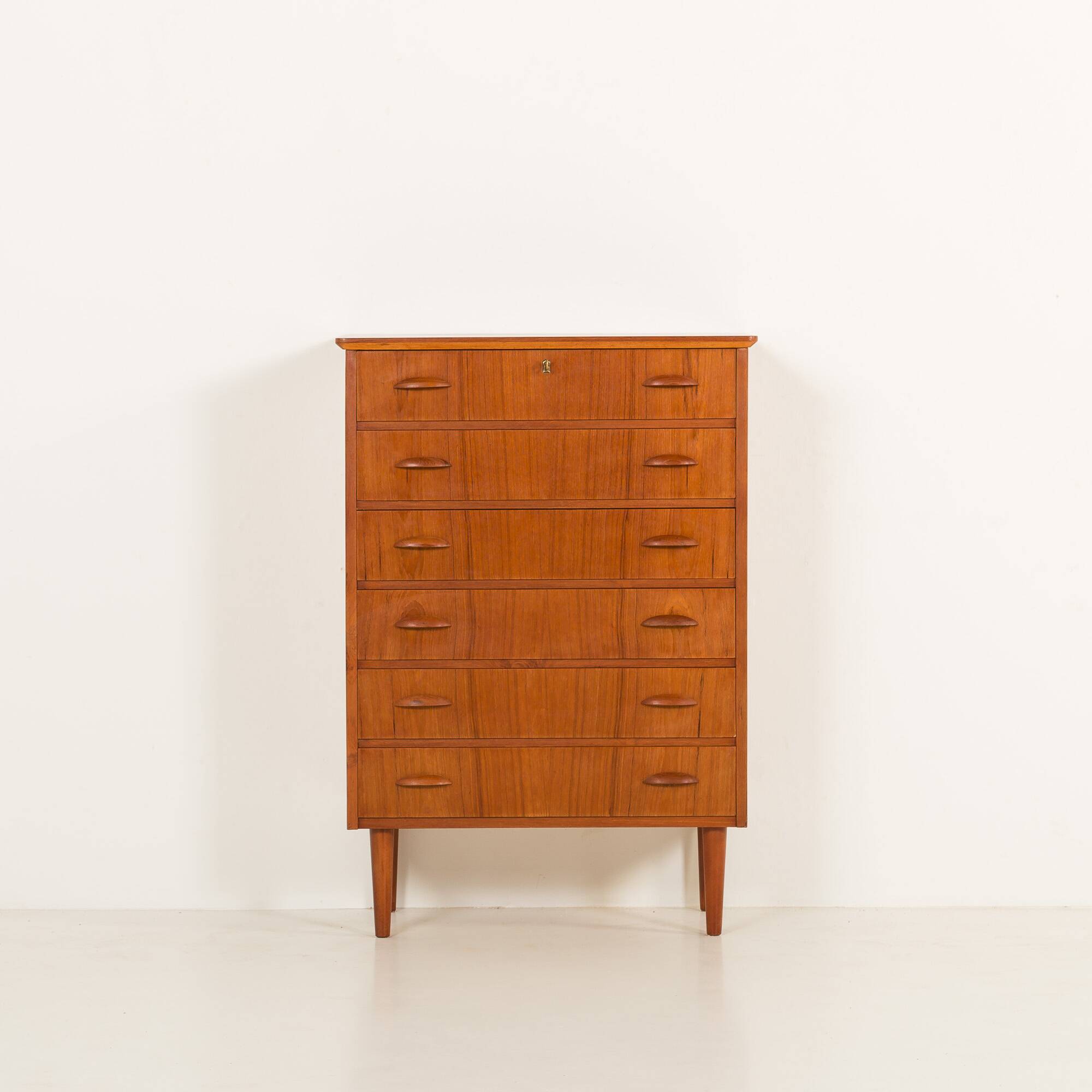 Commode en teck danois dans le style de Johannes Sorth, années 1960.