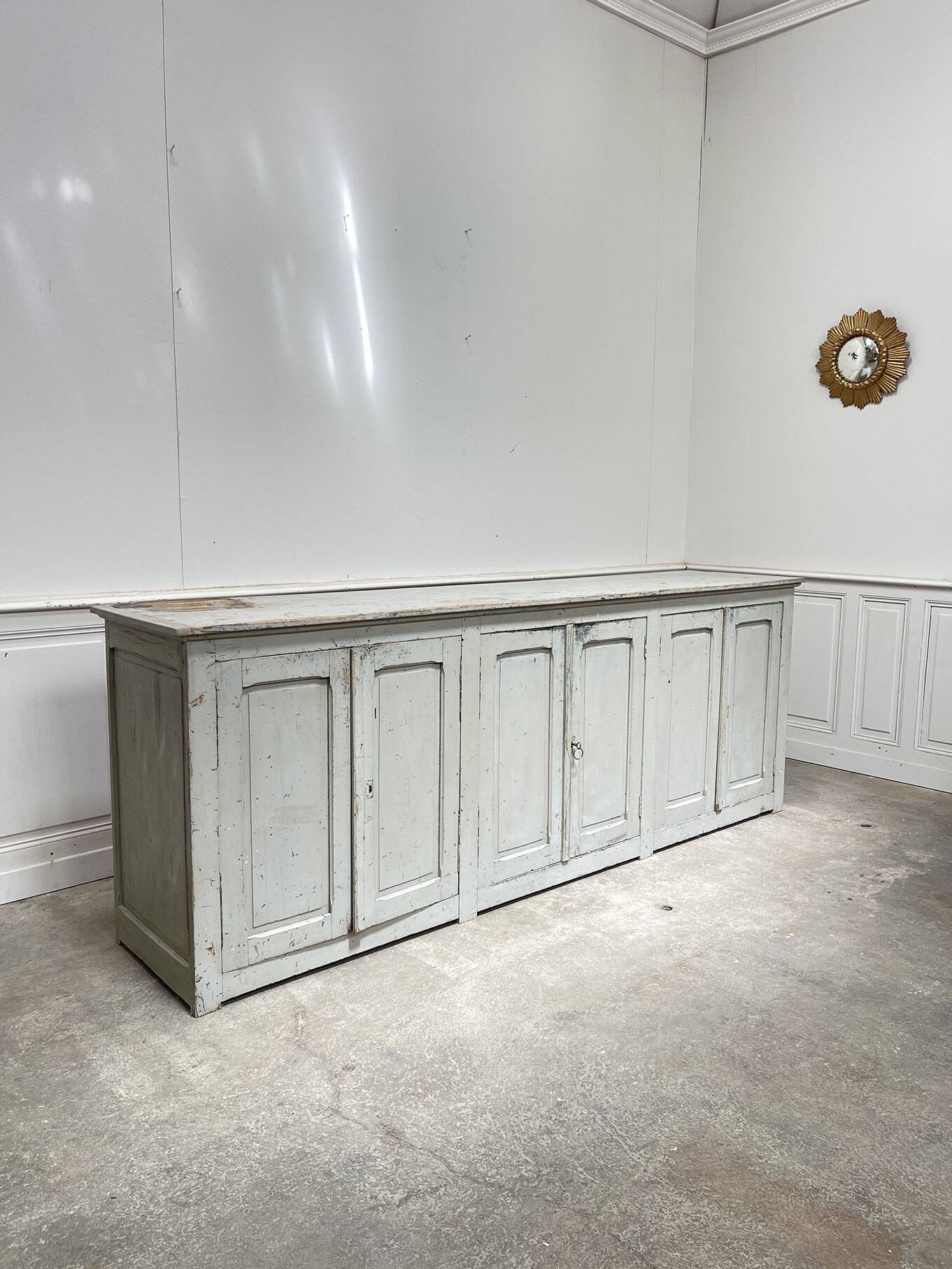 Enfilade vintage patine gris clair