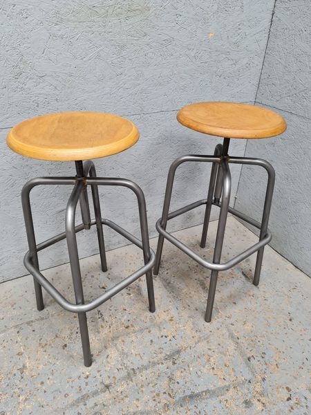 Pair stools adjustable in height metal patina graphite