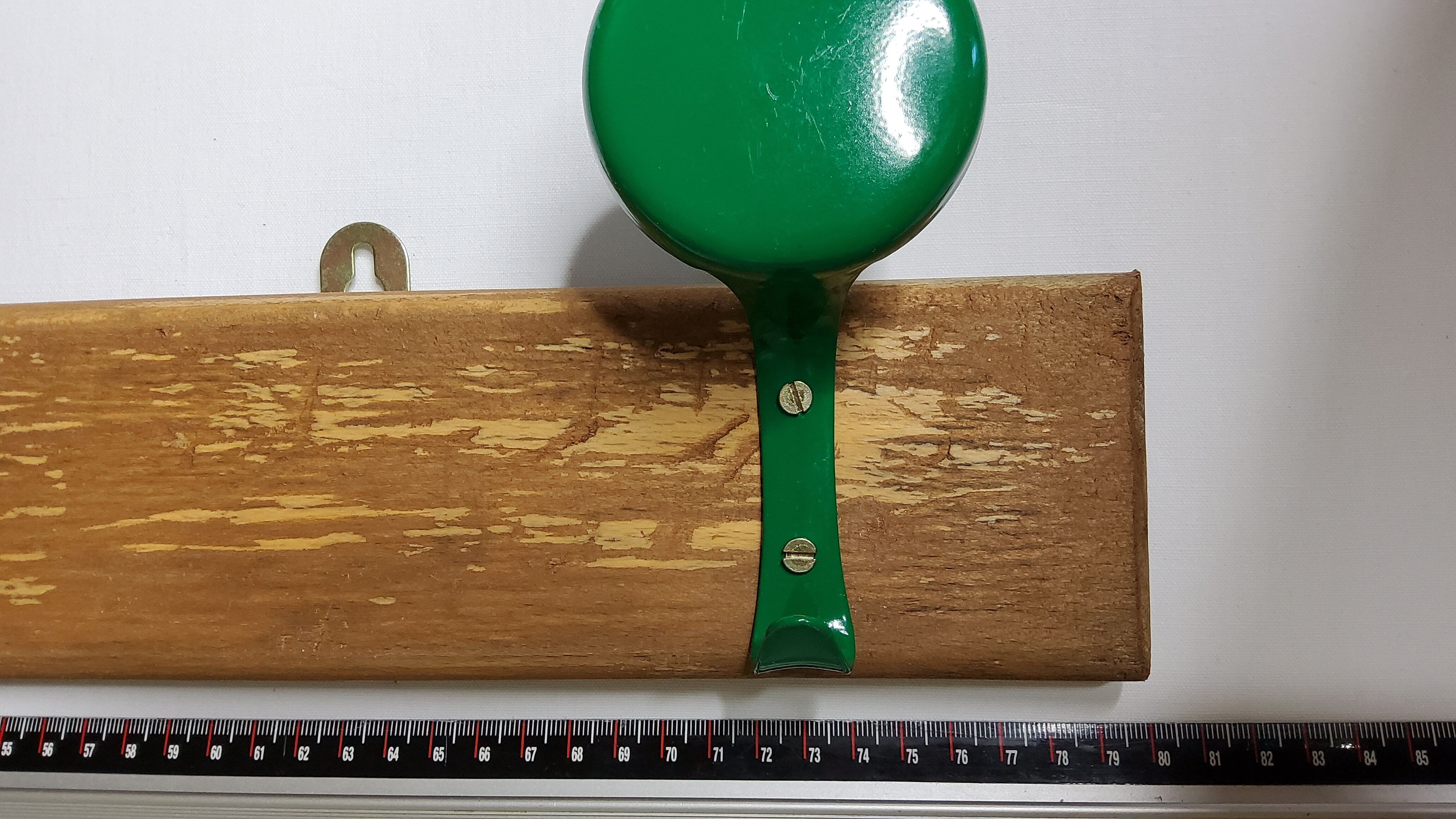 Portemanteau mural, 4 patères doubles en métal laqué vert, style industriel, 80 cm