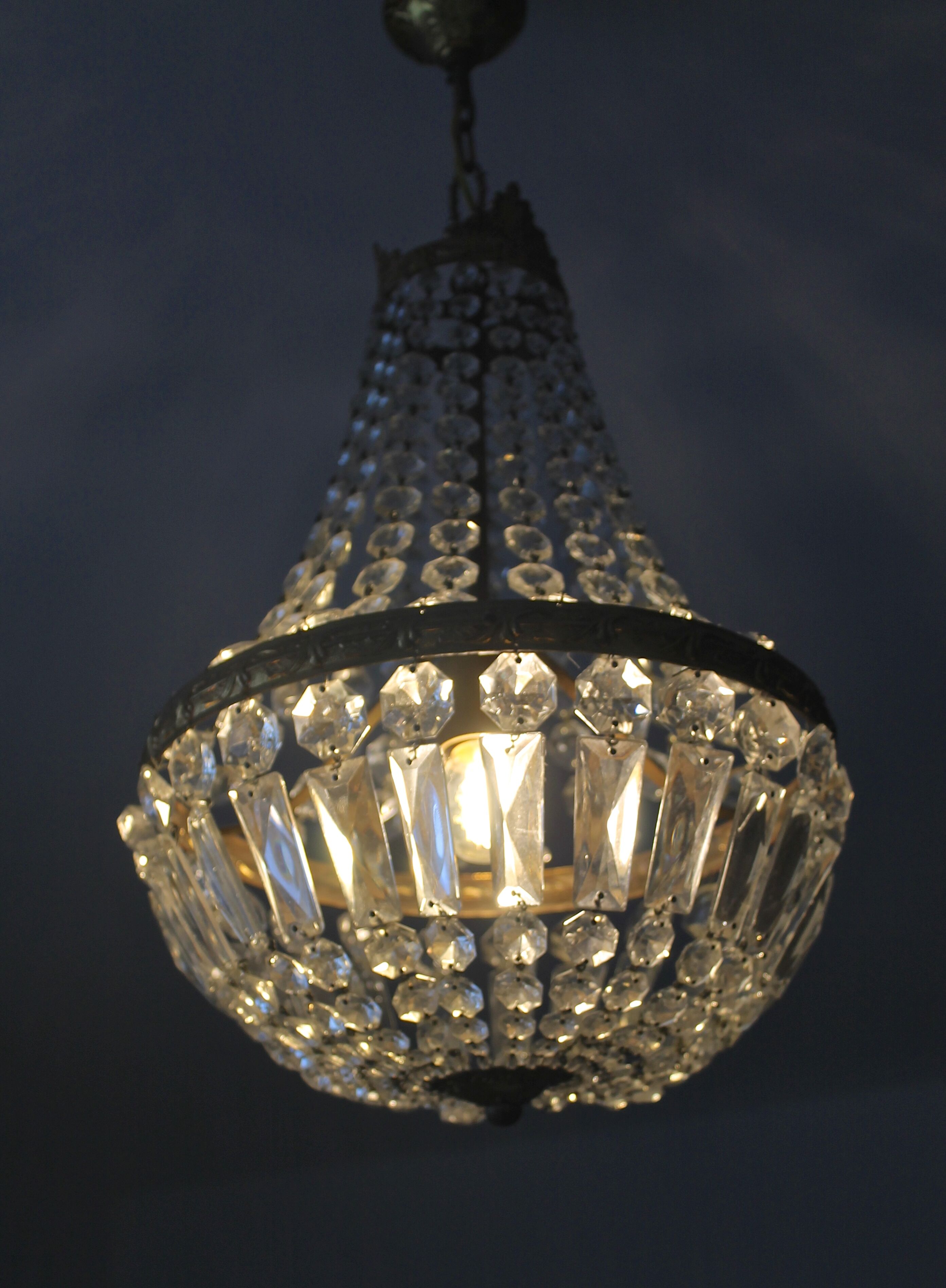 Lustre mongolfière à pampilles et bronze