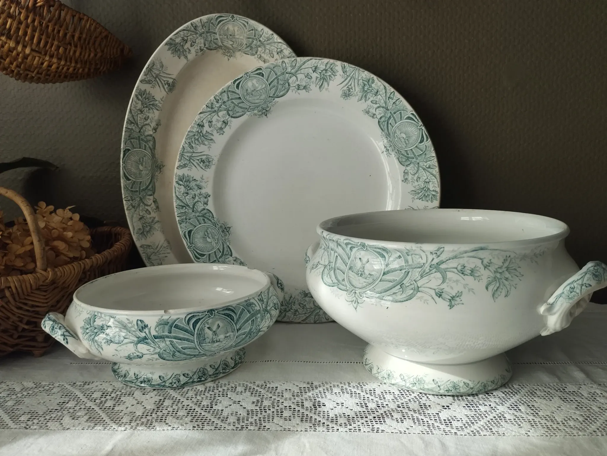Small soup tureen base, ironstone, St-Amand, Lebacqz & Bouchart "Persian"
