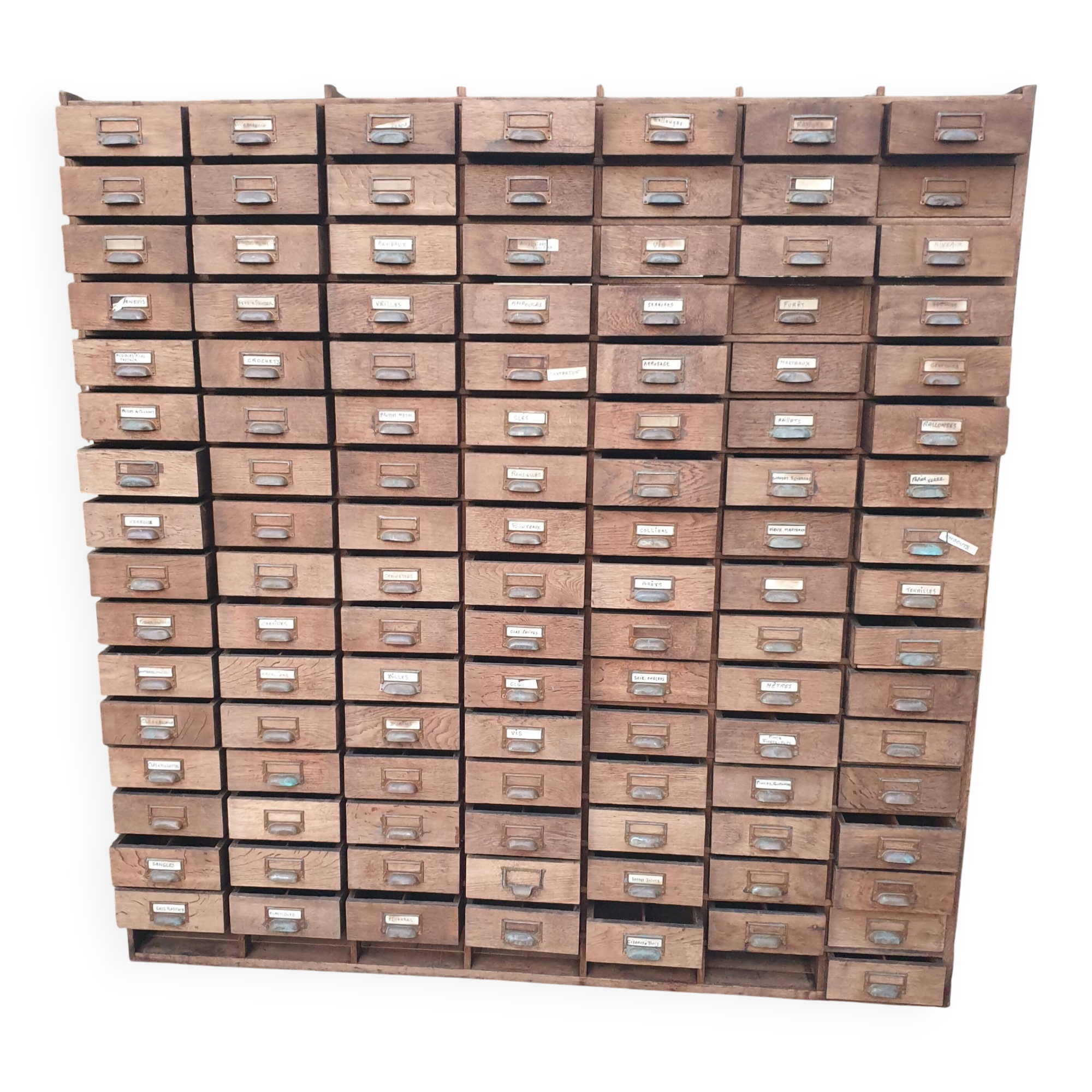Trade cabinet with 119 complete drawers.