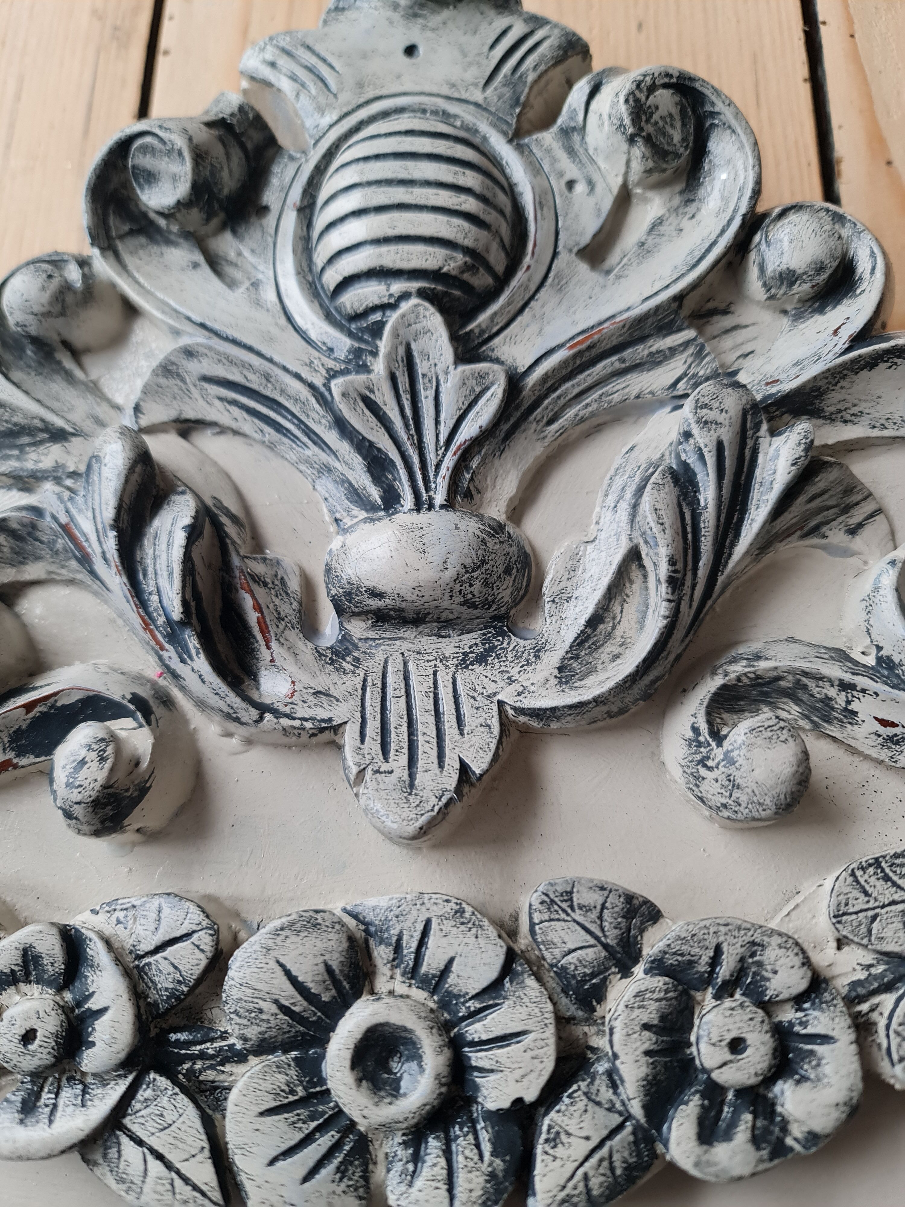 Carbon patina linen-colored furniture fronts