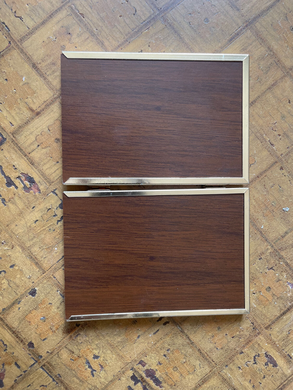 Foldable photo frame