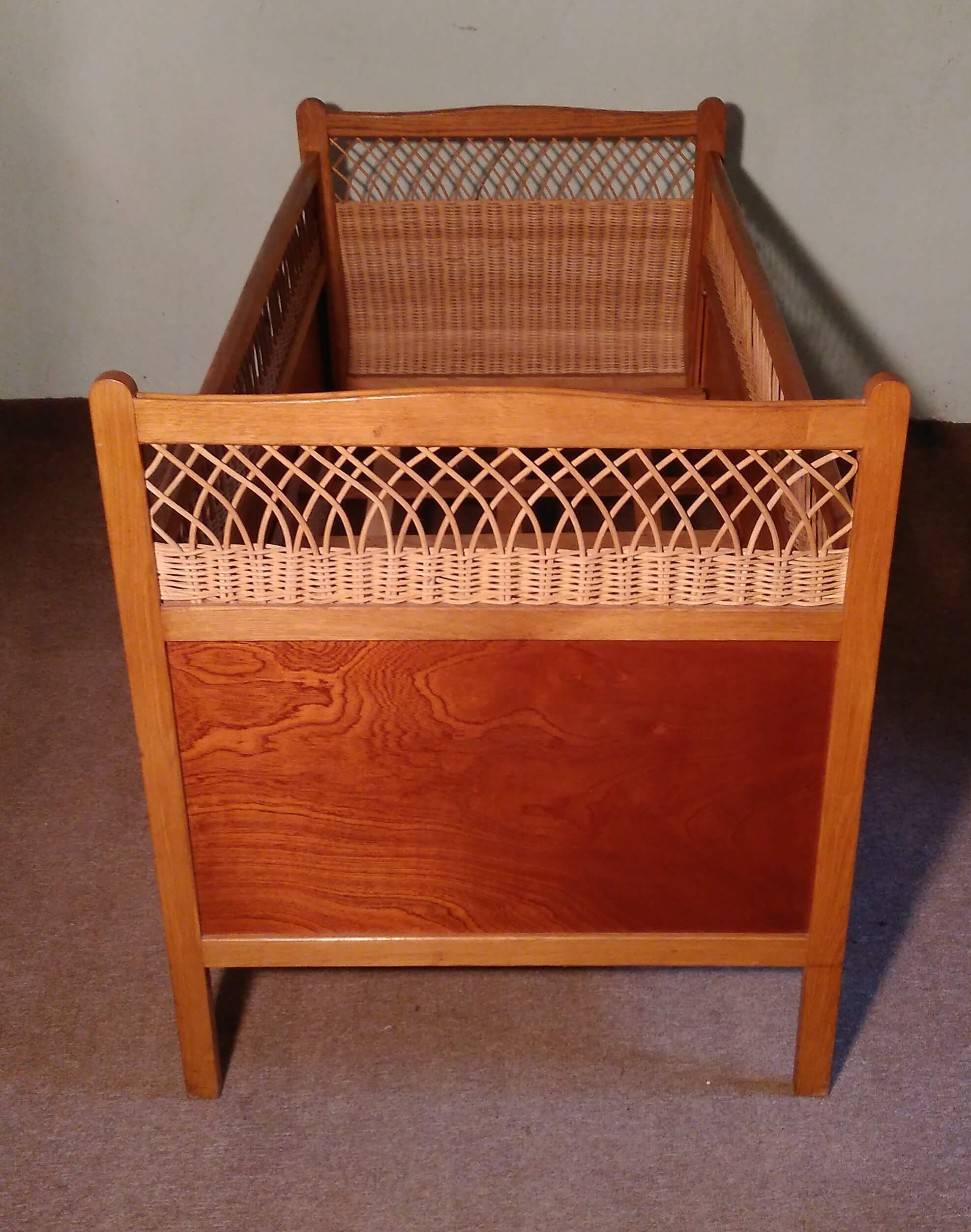 Children's bed wood and rattan feet compas vintage 60s