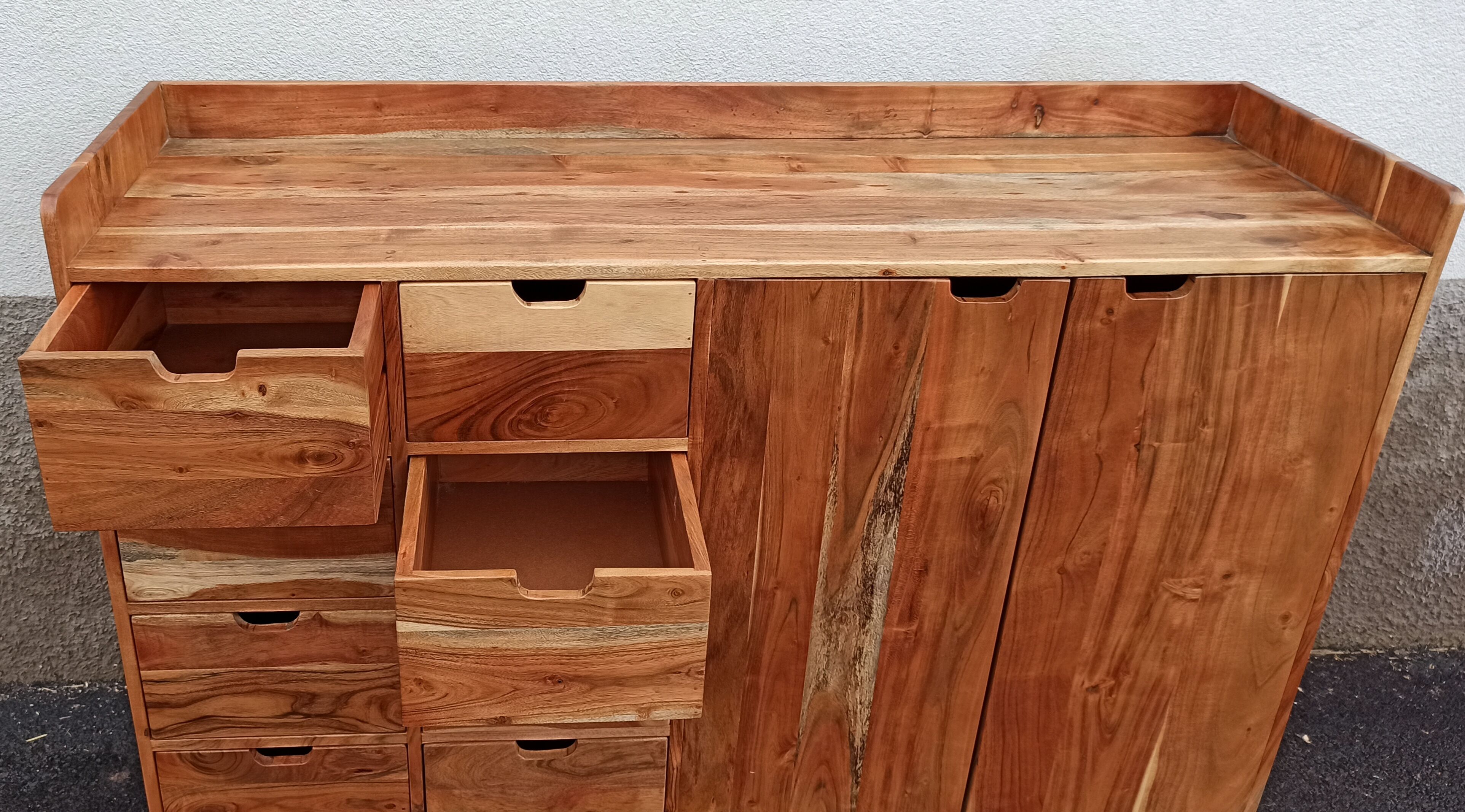 Wooden dresser with 8 drawers and 2 doors