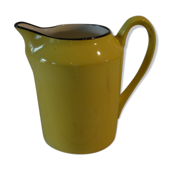 Yellow jug in old Nimy