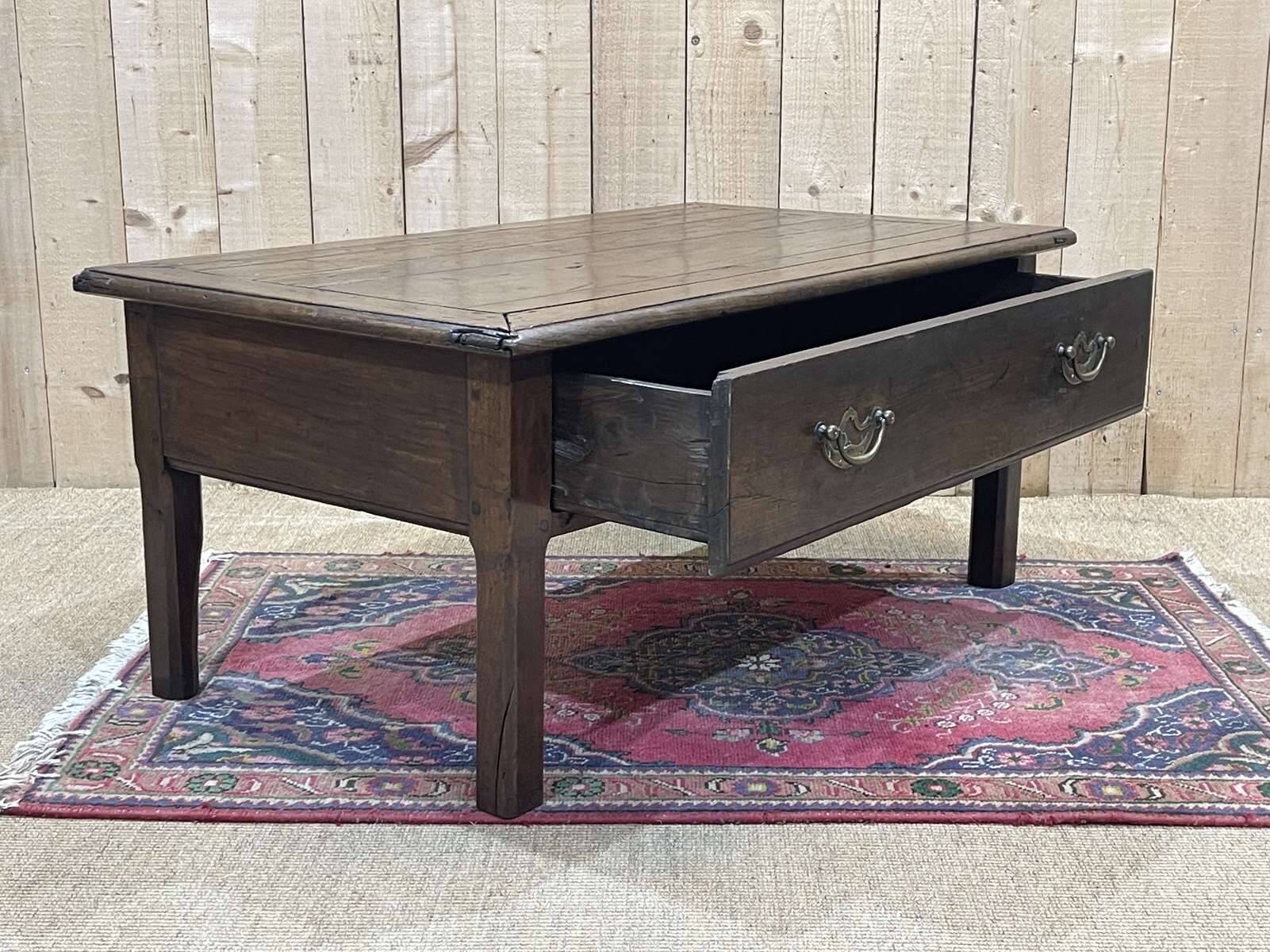 Table basse en chêne du 19ème avec un grand tiroir