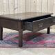 Table basse en chêne du 19ème avec un grand tiroir