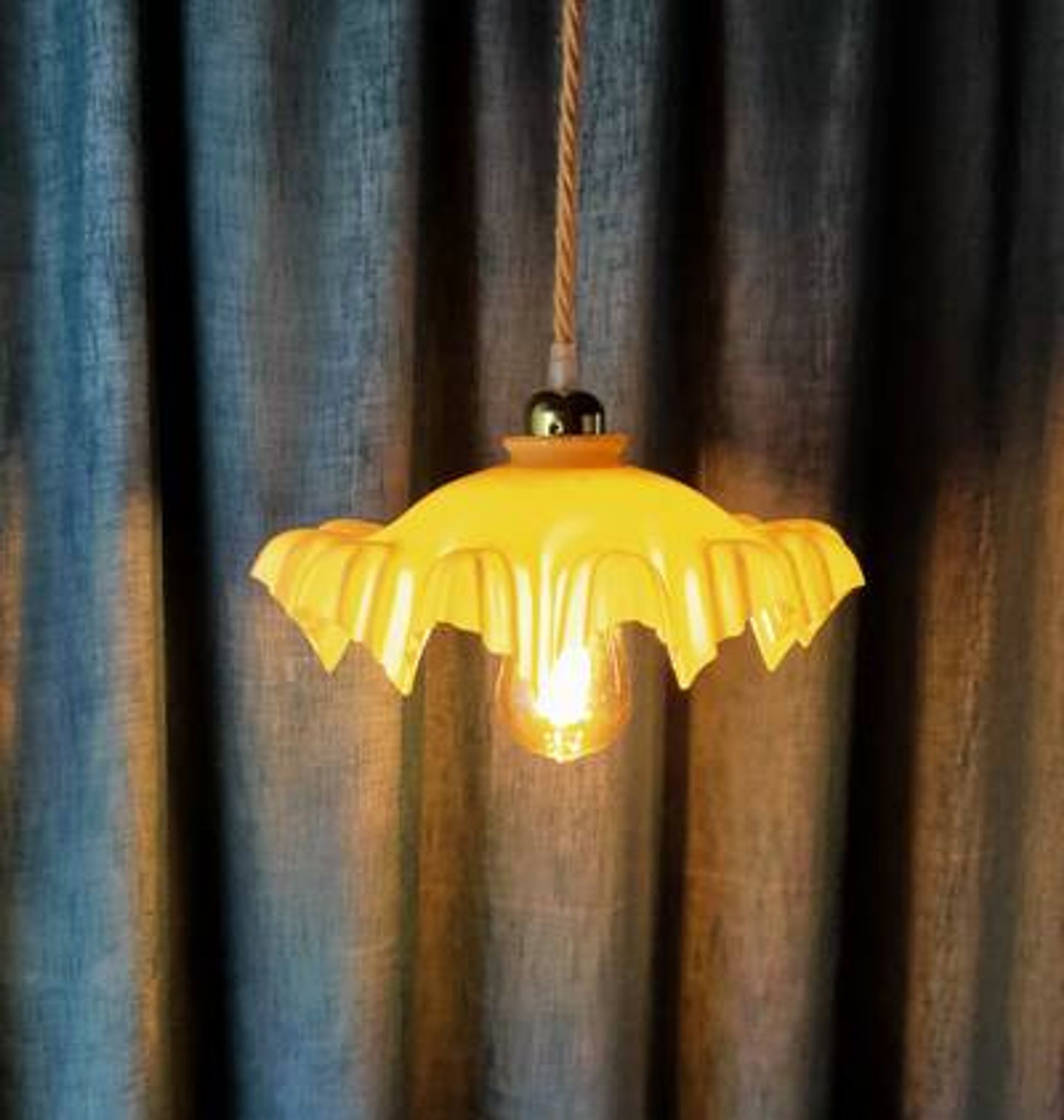 Suspension abat-jour en verre jaune drapé